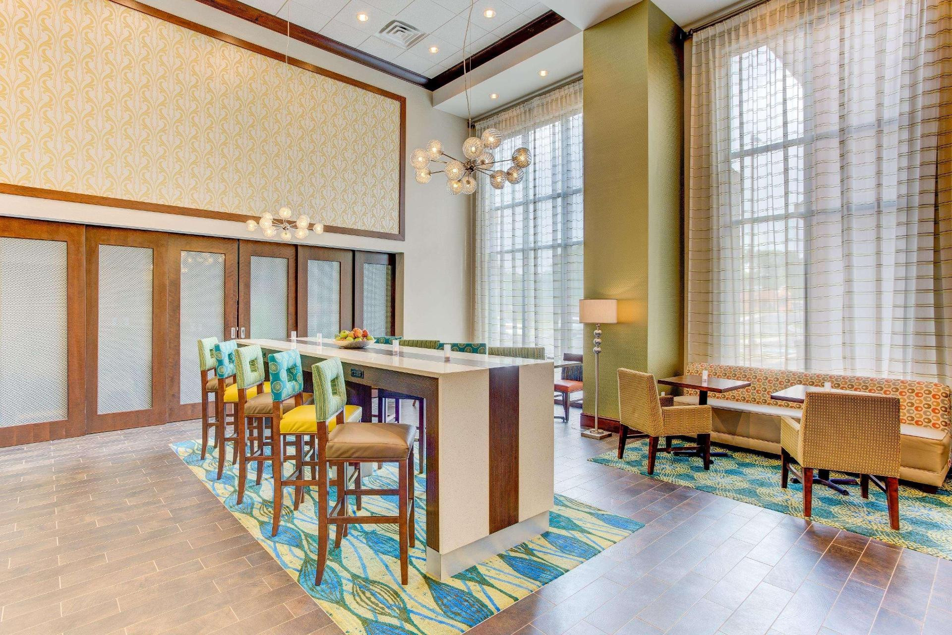 Vista Lobby Hampton Inn and Suites Manchester