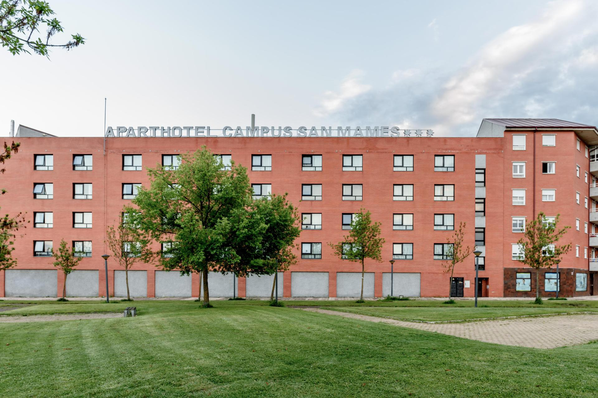 Vista Exterior Apartahotel Exe Campus San Mamés