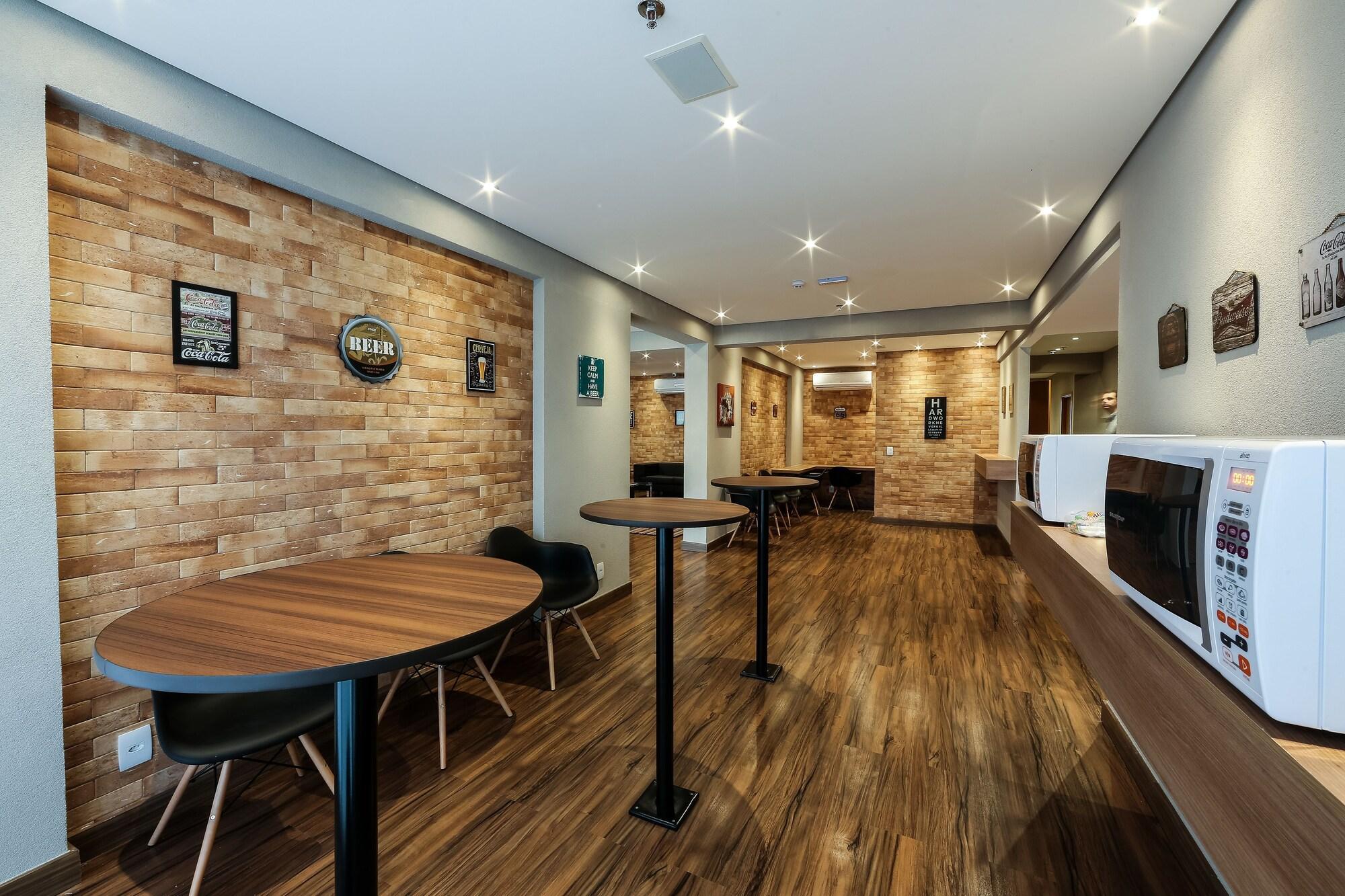 Bar/Salón Play Hotel