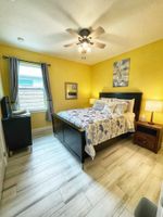 Alquiler Vacacional - Deluxe 3BR House w/ pool, 3 min walk to beach.