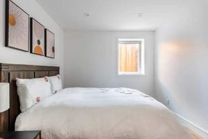 Alquiler Vacacional - Chic 2-bedroom guesthouse with on-premise parking.
