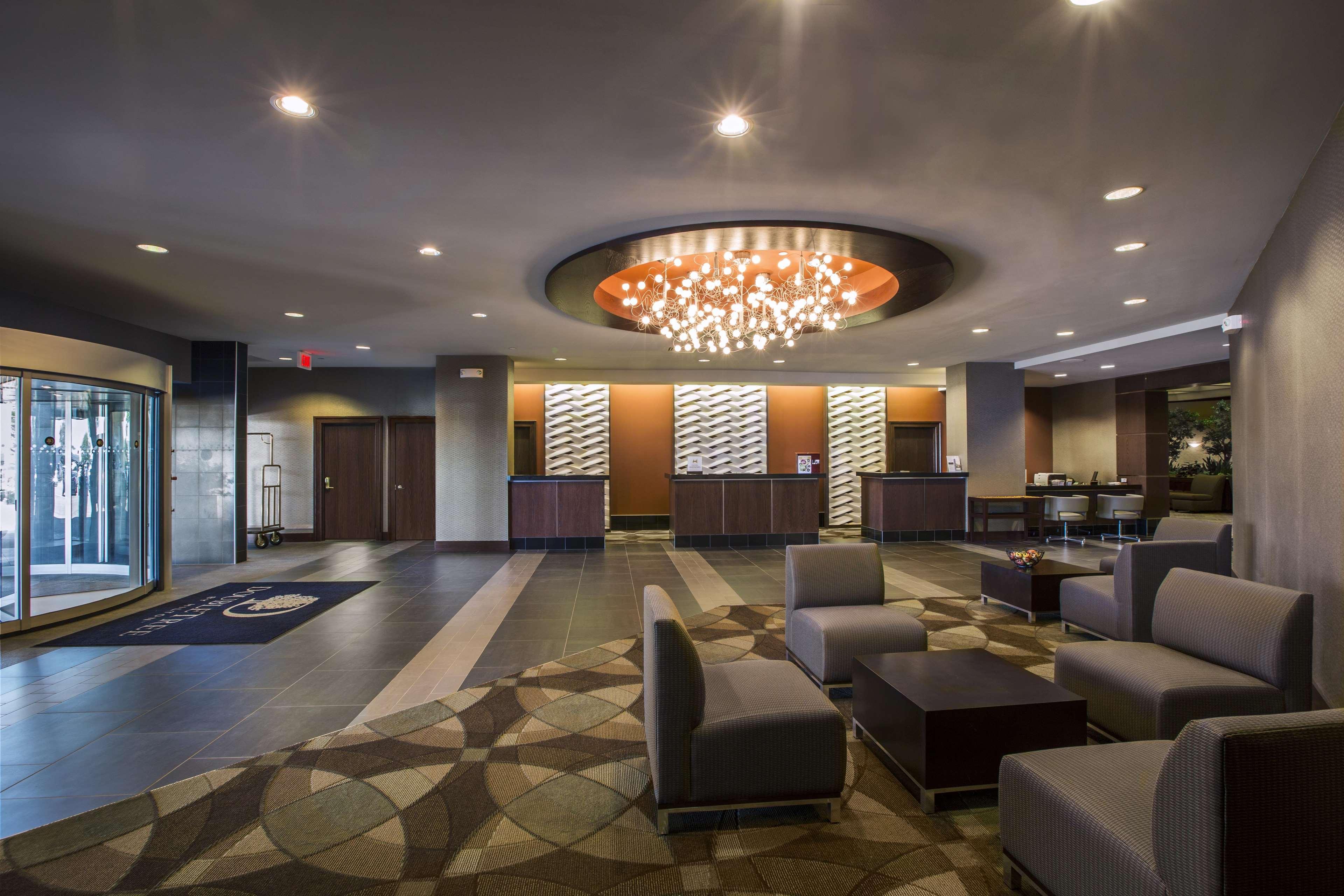 Vista Lobby DoubleTree by Hilton Hotel Wichita Airport