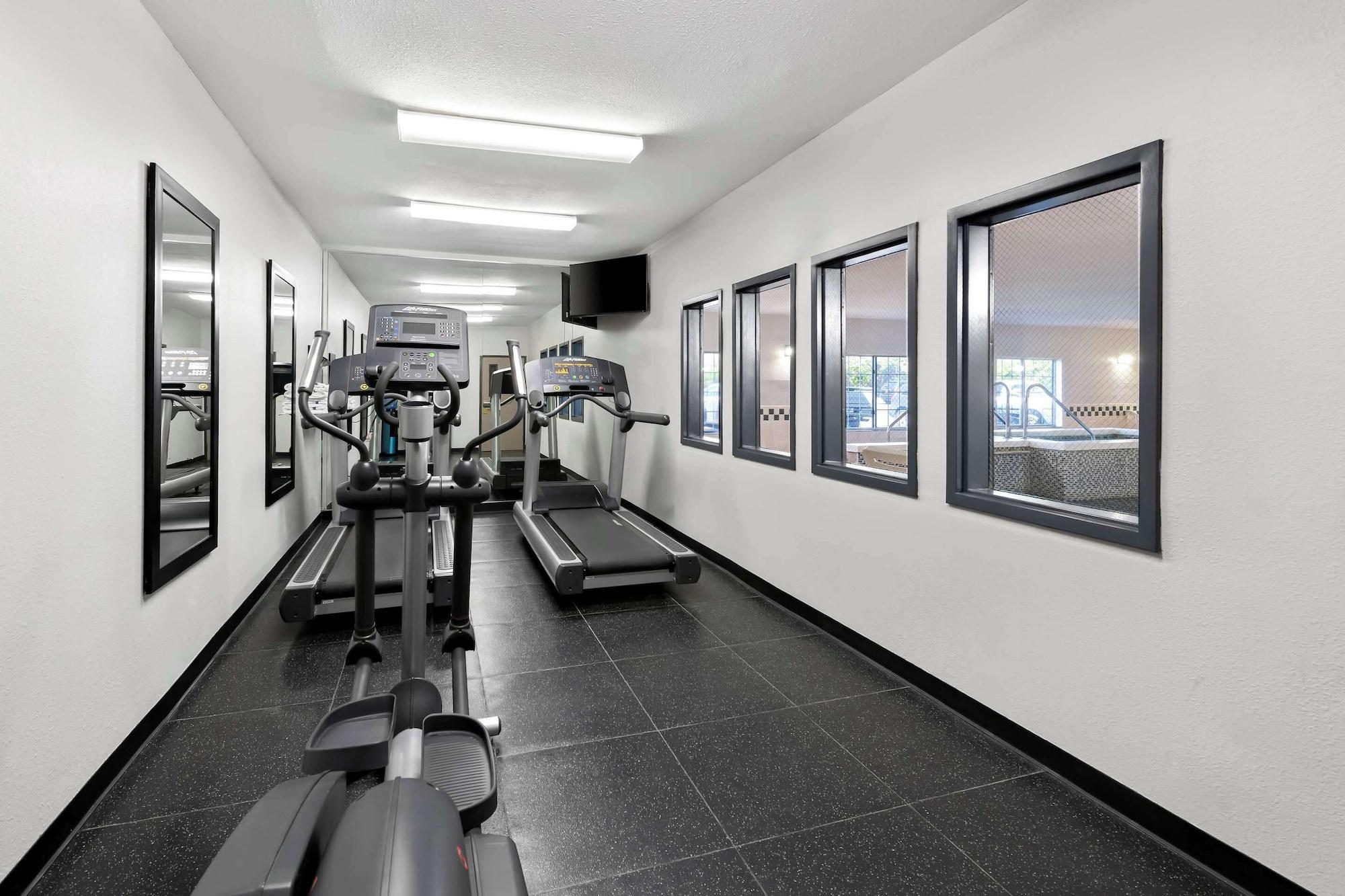 Gimnasio Country Inn & Suites by Radisson, Topeka West, KS