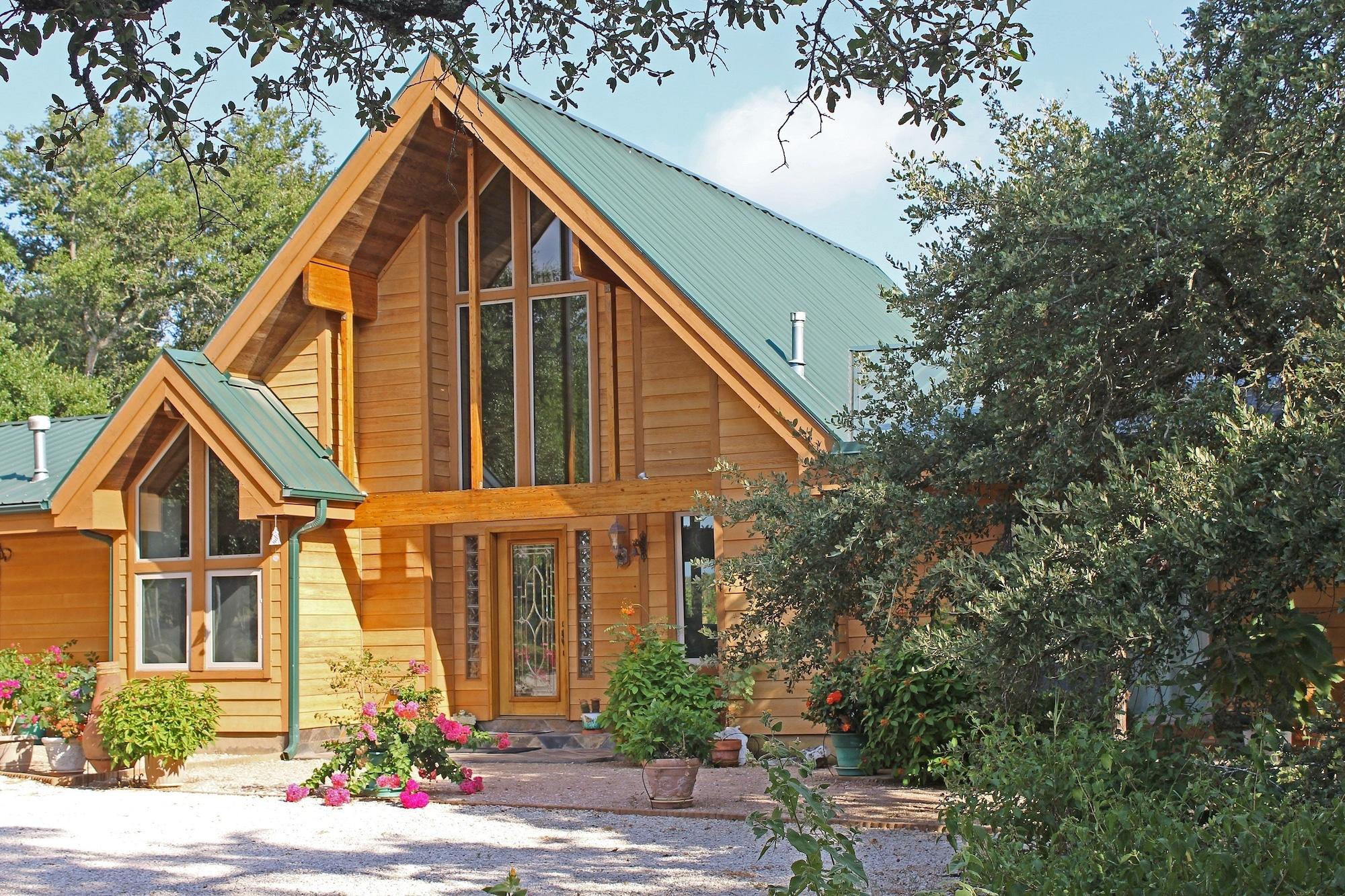 Varios Prow'd House Bed & Breakfast