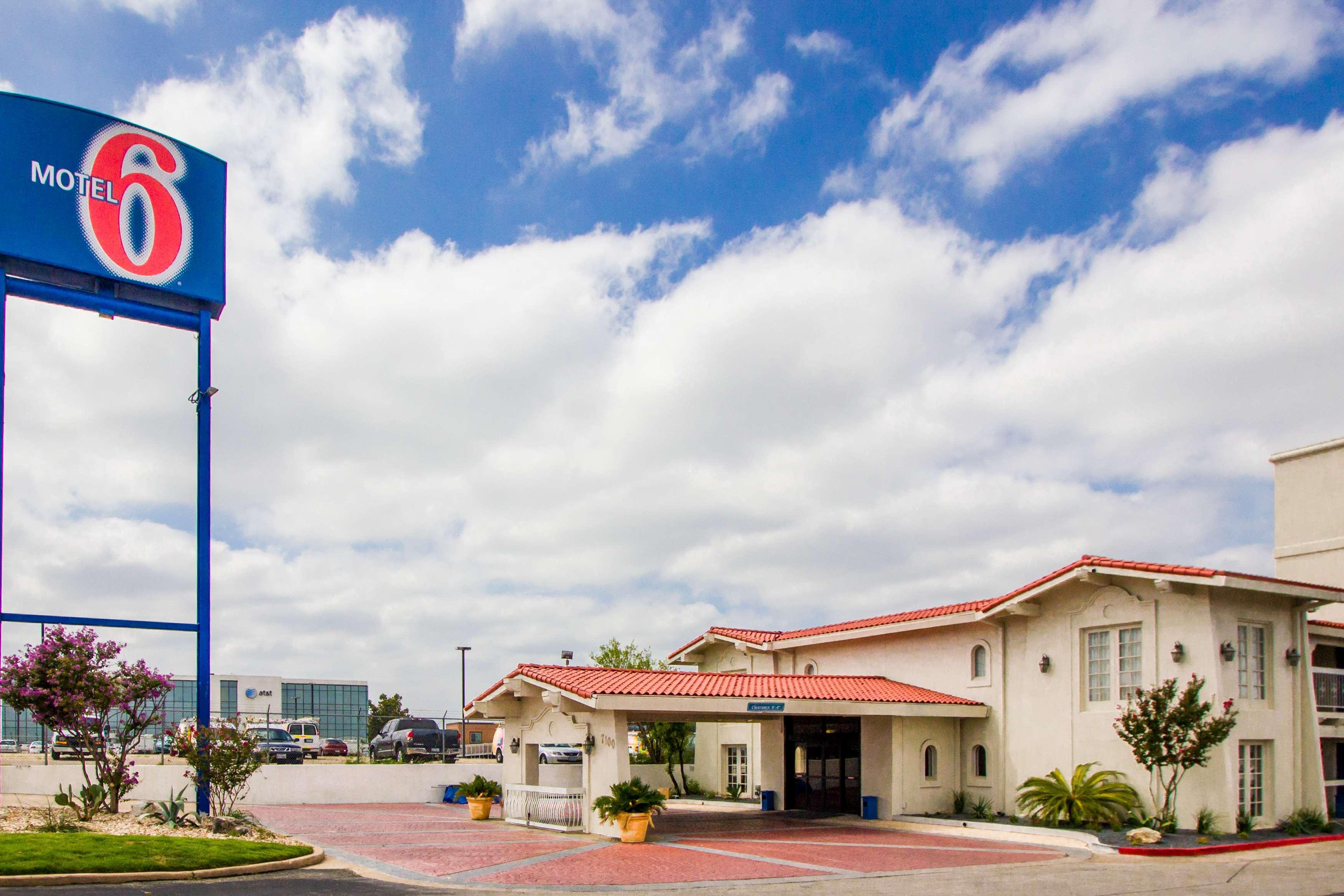 Varios Motel 6 Austin, TX - Midtown