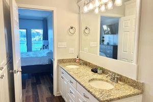 Alquiler Vacacional - New Beautiful Lake Condo with 180°Lakefront View-Main Channel, Central Location!