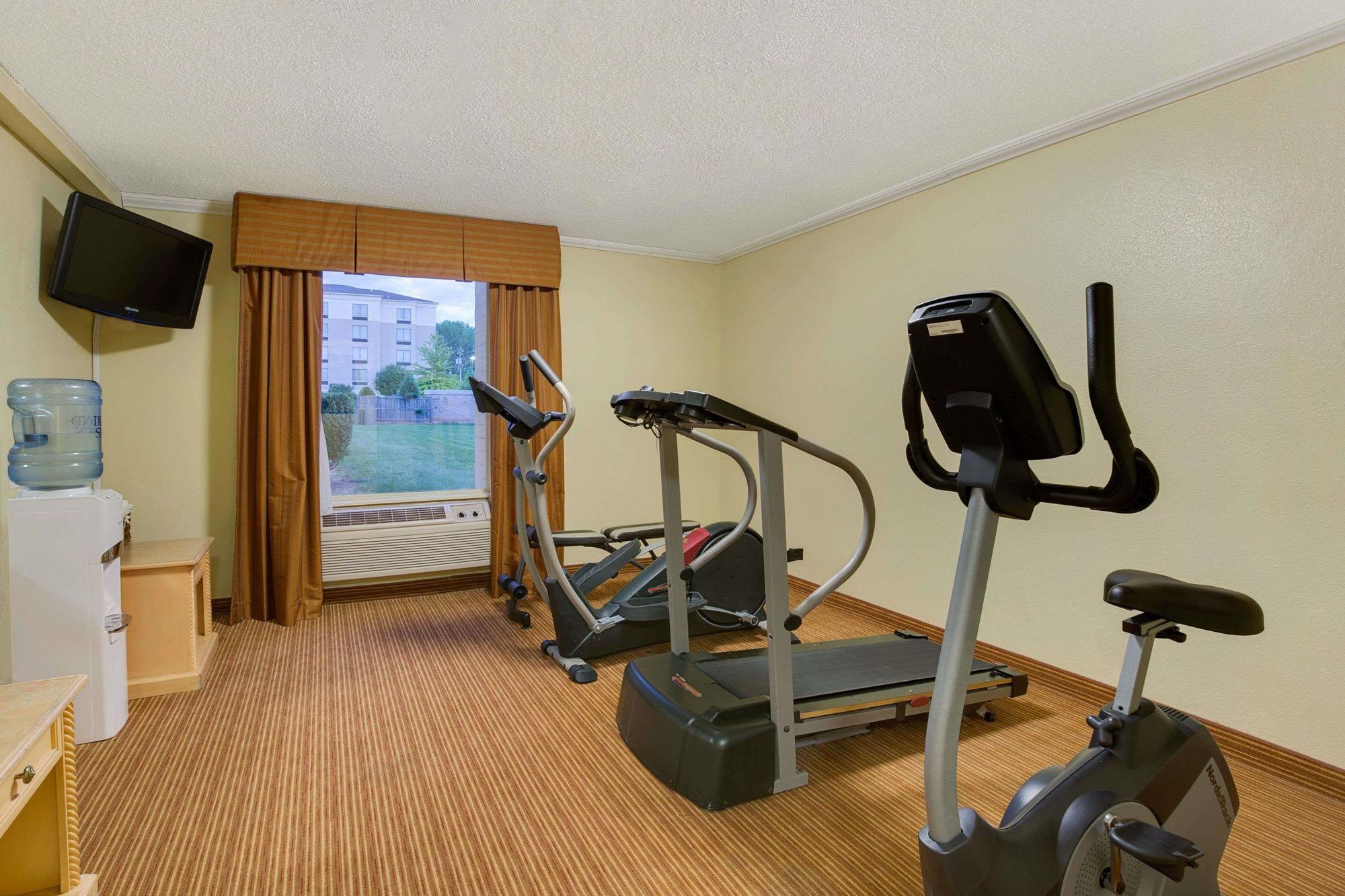 Gimnasio Baymont by Wyndham Charlotte Airport North / I-85 North