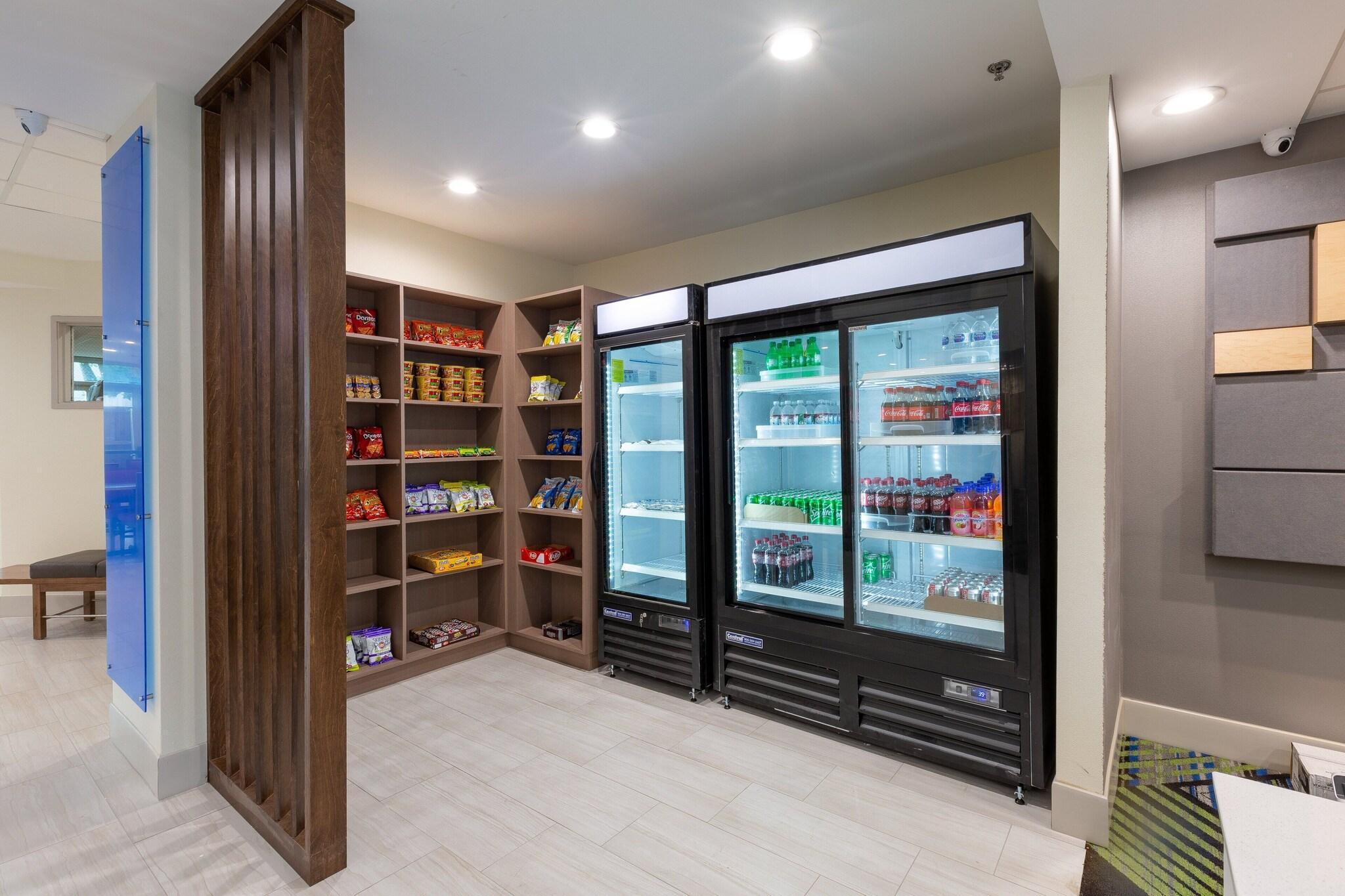 Vista Lobby Holiday Inn Express & Suites Arlington North - Stadium Area by IHG