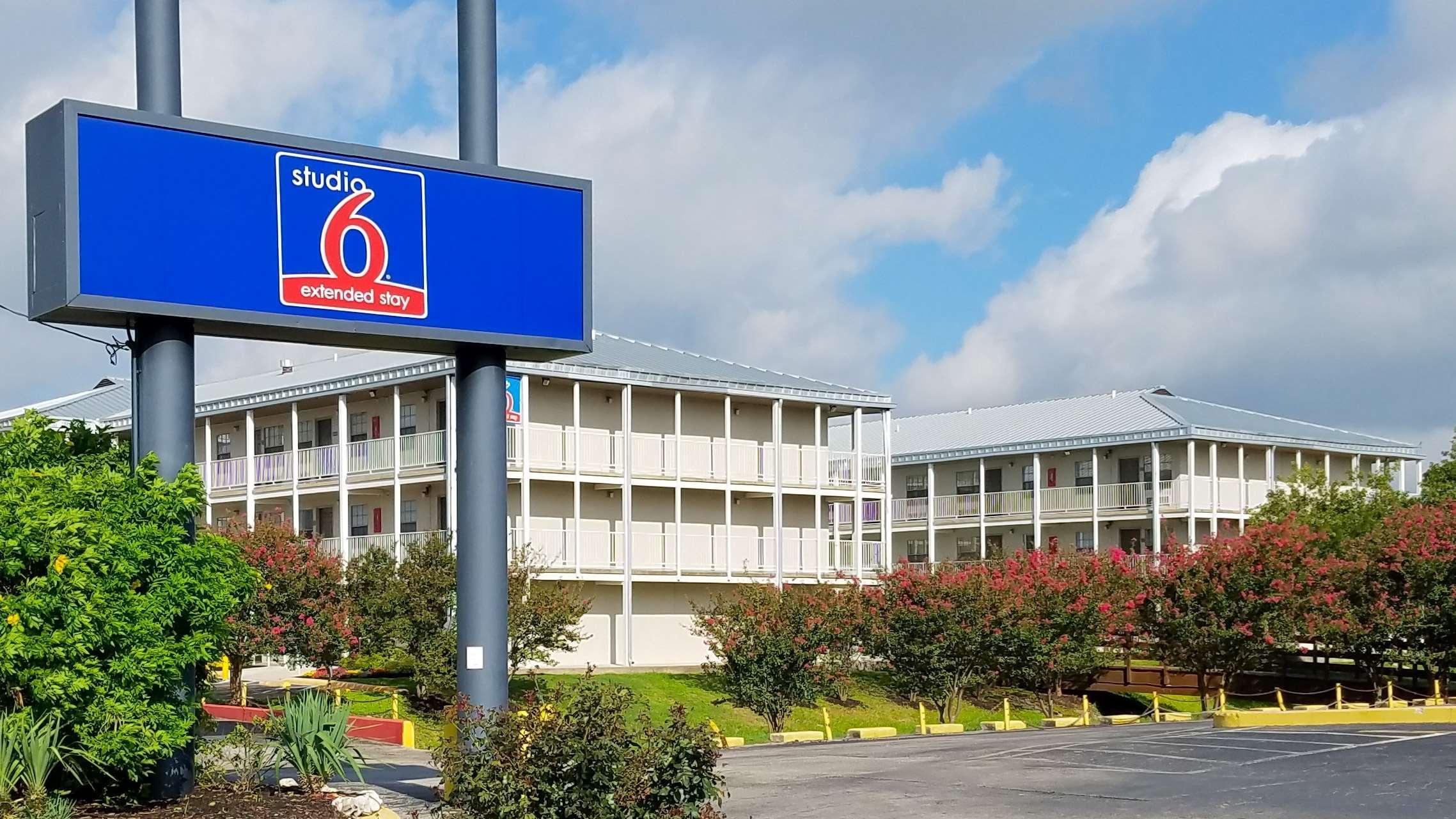 Vista Exterior Studio 6 San Antonio, TX - Lackland AFB