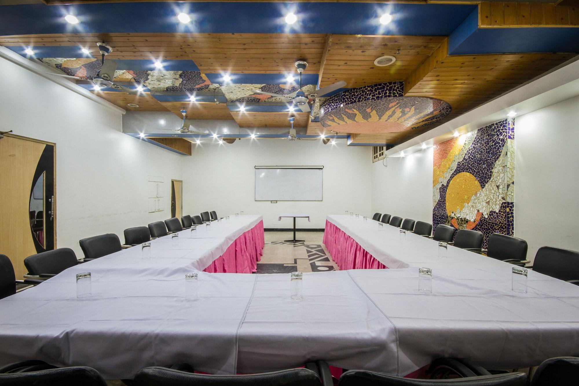 Centro de Negocios The Sun Court Hotel Yatri