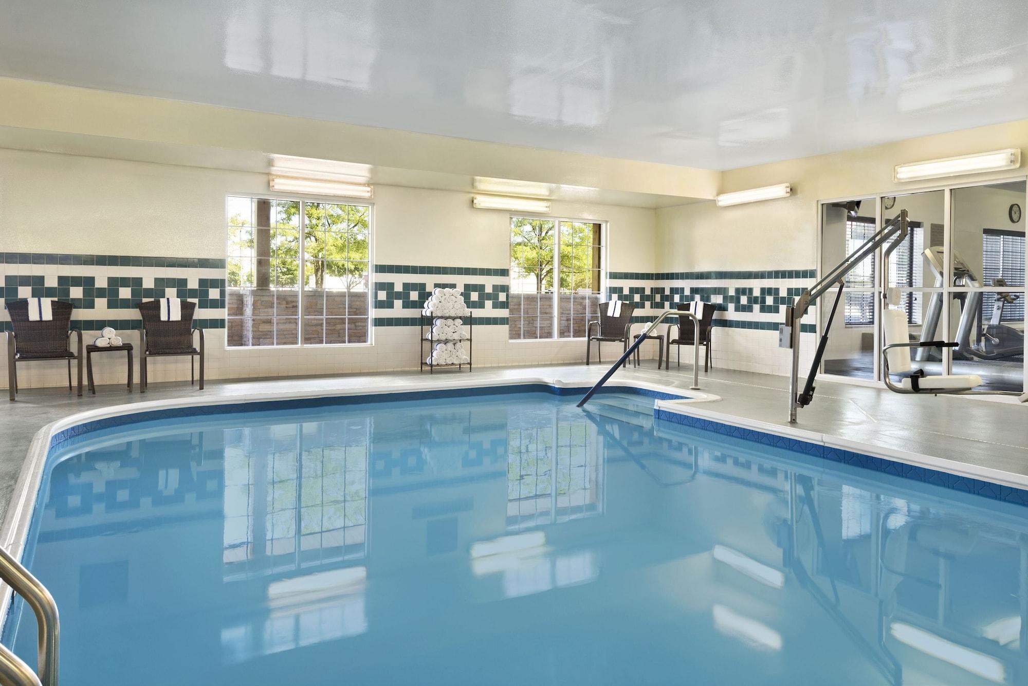 Vista Piscina Country Inn & Suites by Radisson Romeoville I-55