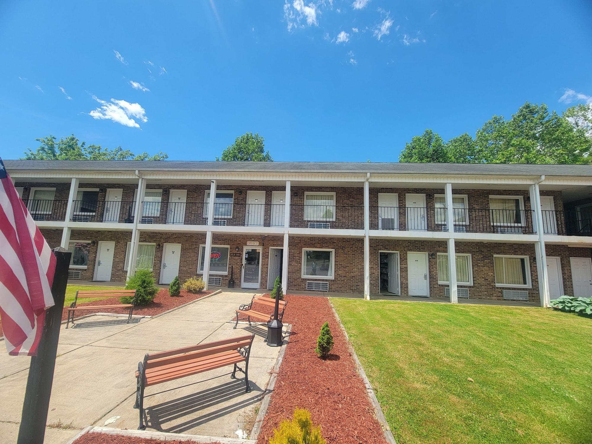 Varios Elk Inn