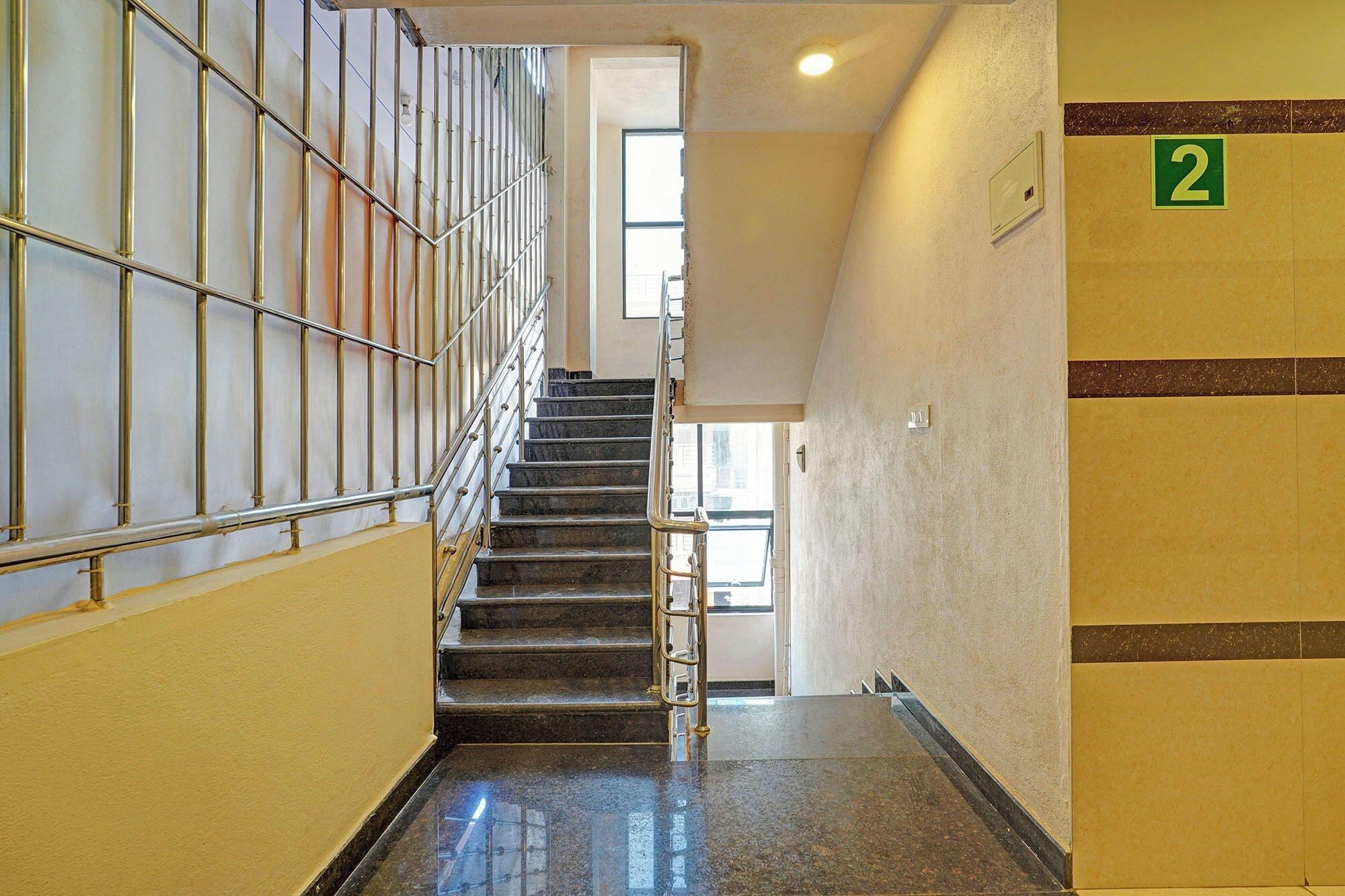 Varios Fabhotel Royal Blue Meridian Inn