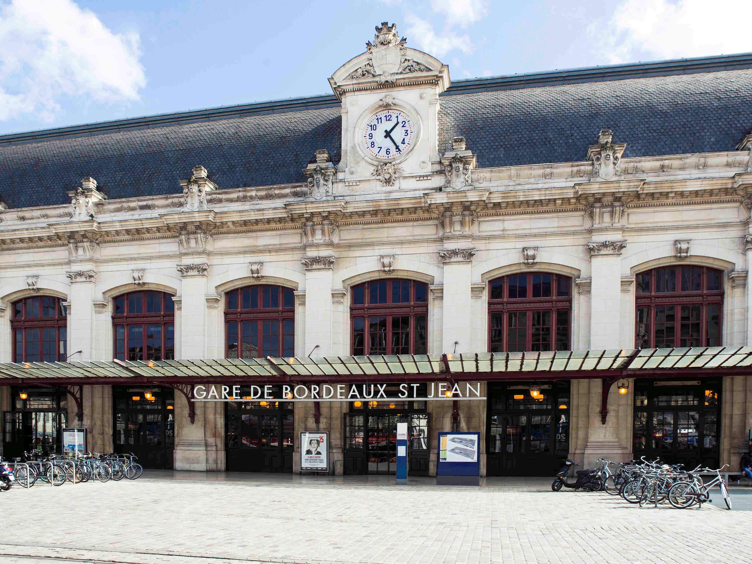 Vista Exterior ibis Bordeaux Centre Bastide