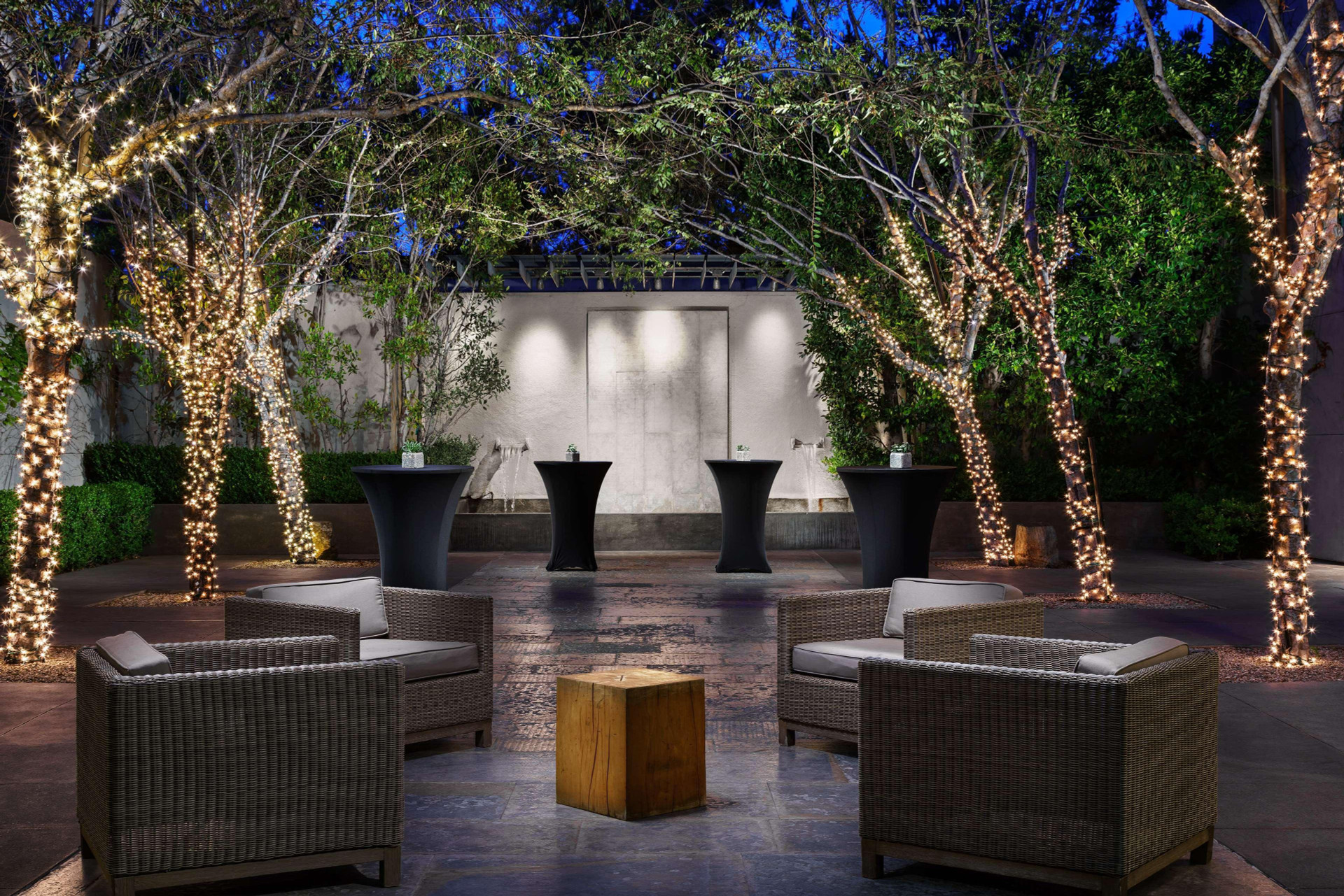 Vista Lobby Luxe Sunset Boulevard Hotel