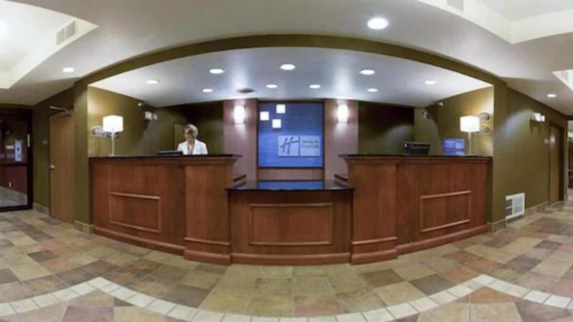 Vista Lobby Holiday Inn Express & Suites Sioux Center by IHG