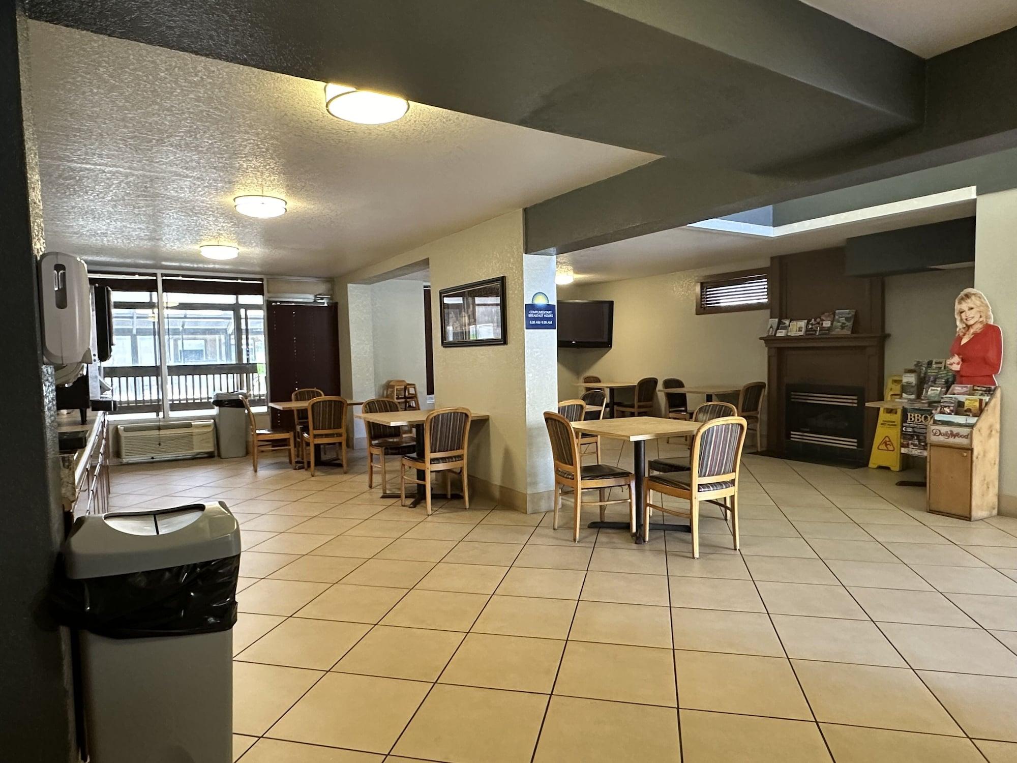 Restaurant Days Inn & Suites by Wyndham Downtown Gatlinburg Parkway