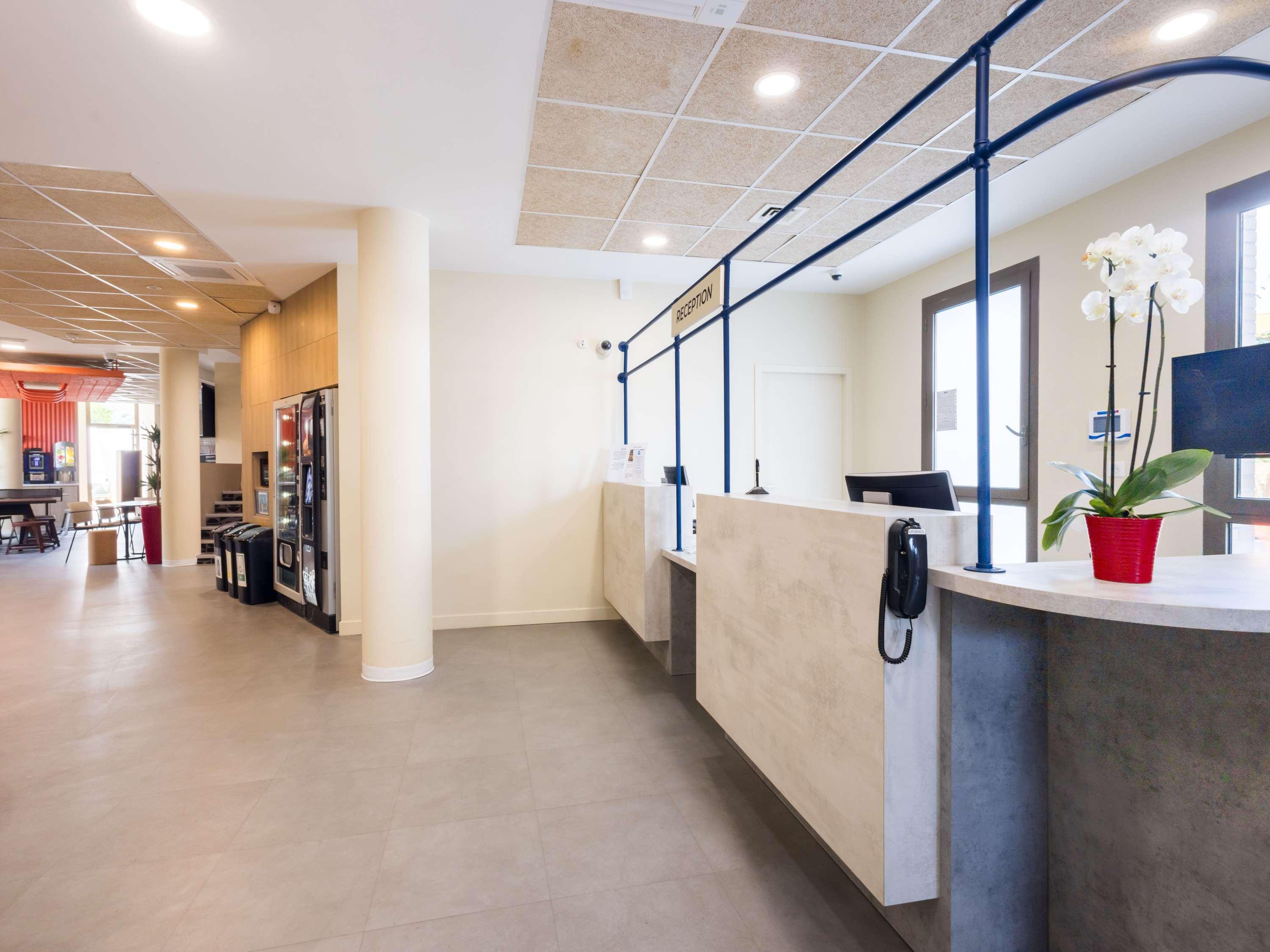 Vista Lobby ibis budget Nanterre La Défense
