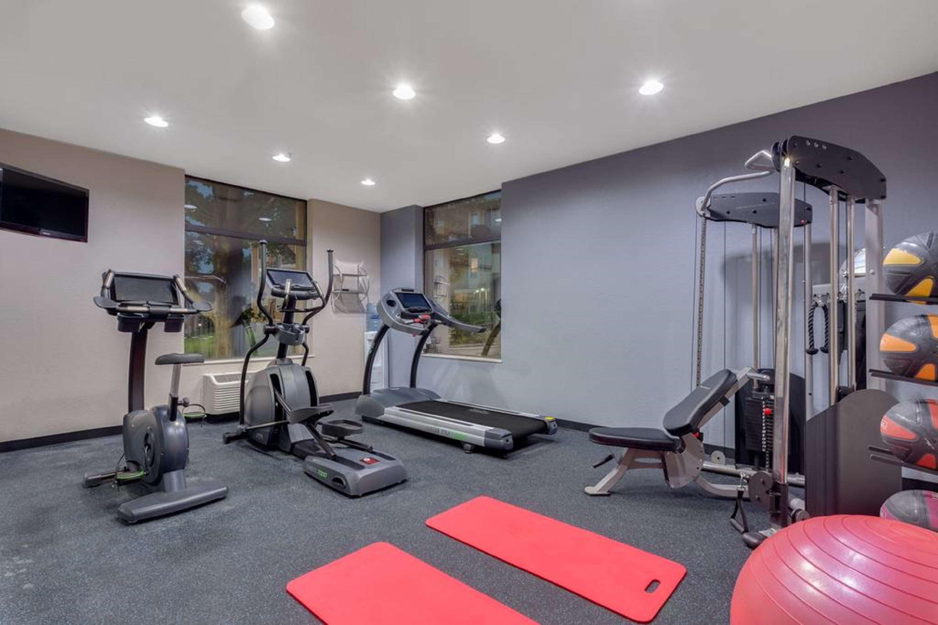 Instalaciones Recreativas SureStay Plus Hotel by Best Western Coralville Iowa City