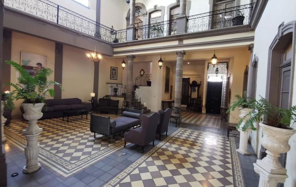 Entire house/ Private POOL/5 bed/5 full bath/ / Awarded #1 renovation by city - Hoteles cerca de La Minerva en Guadalajara