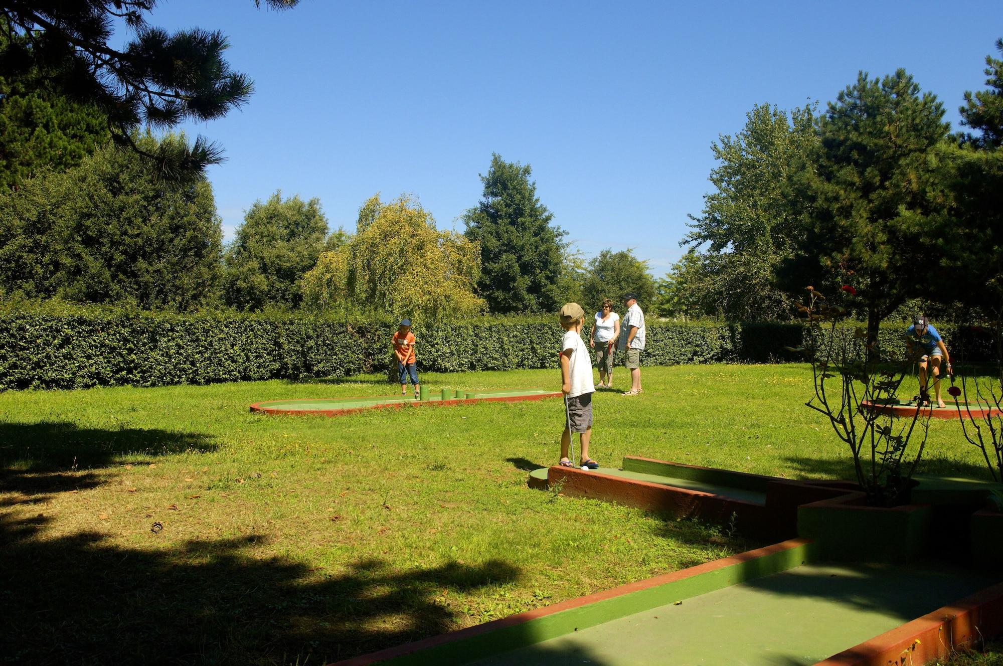 Campo de Golf Village Vacances Azureva Kerjouanno