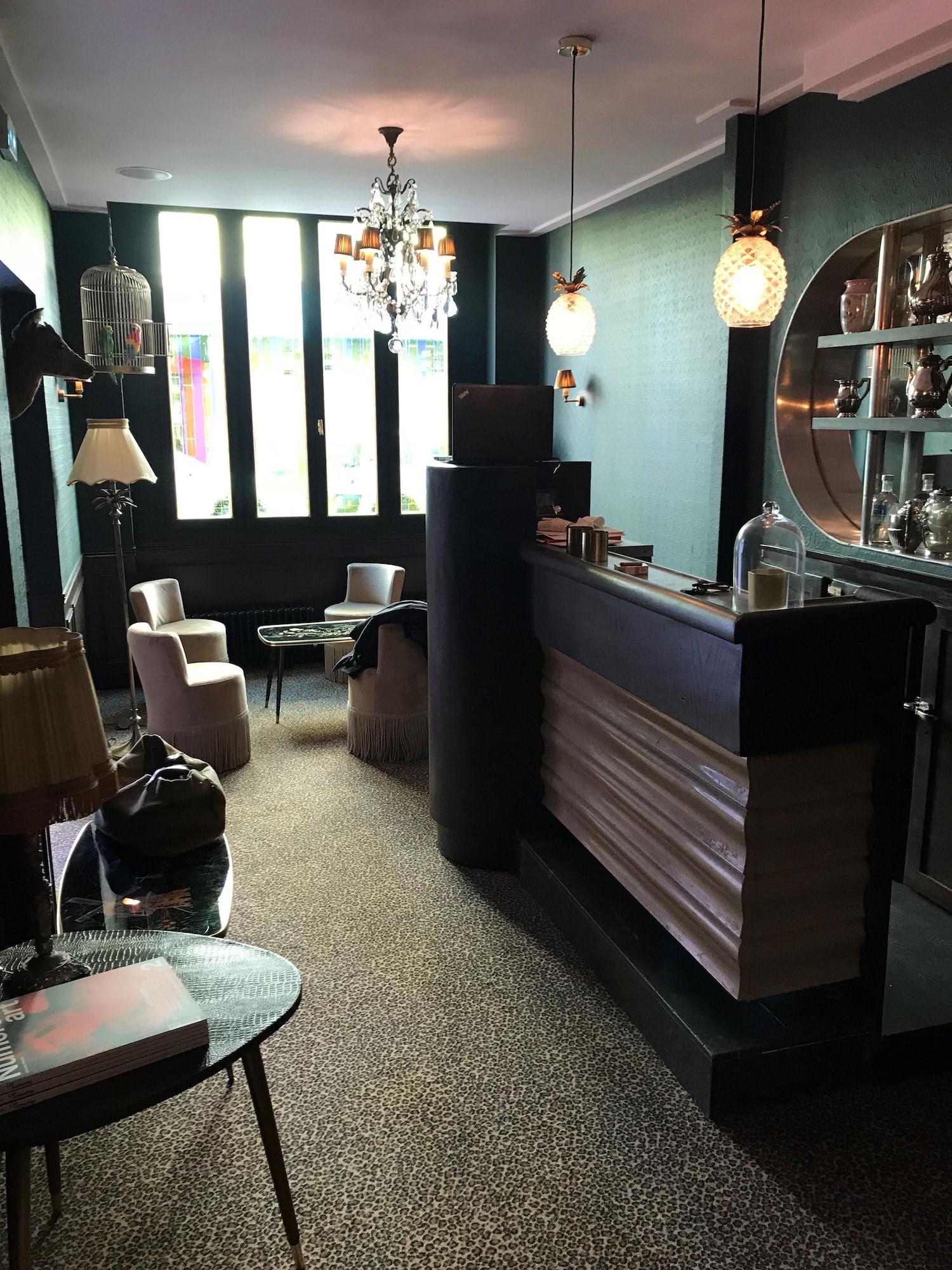 Bar/Salón La Mondaine