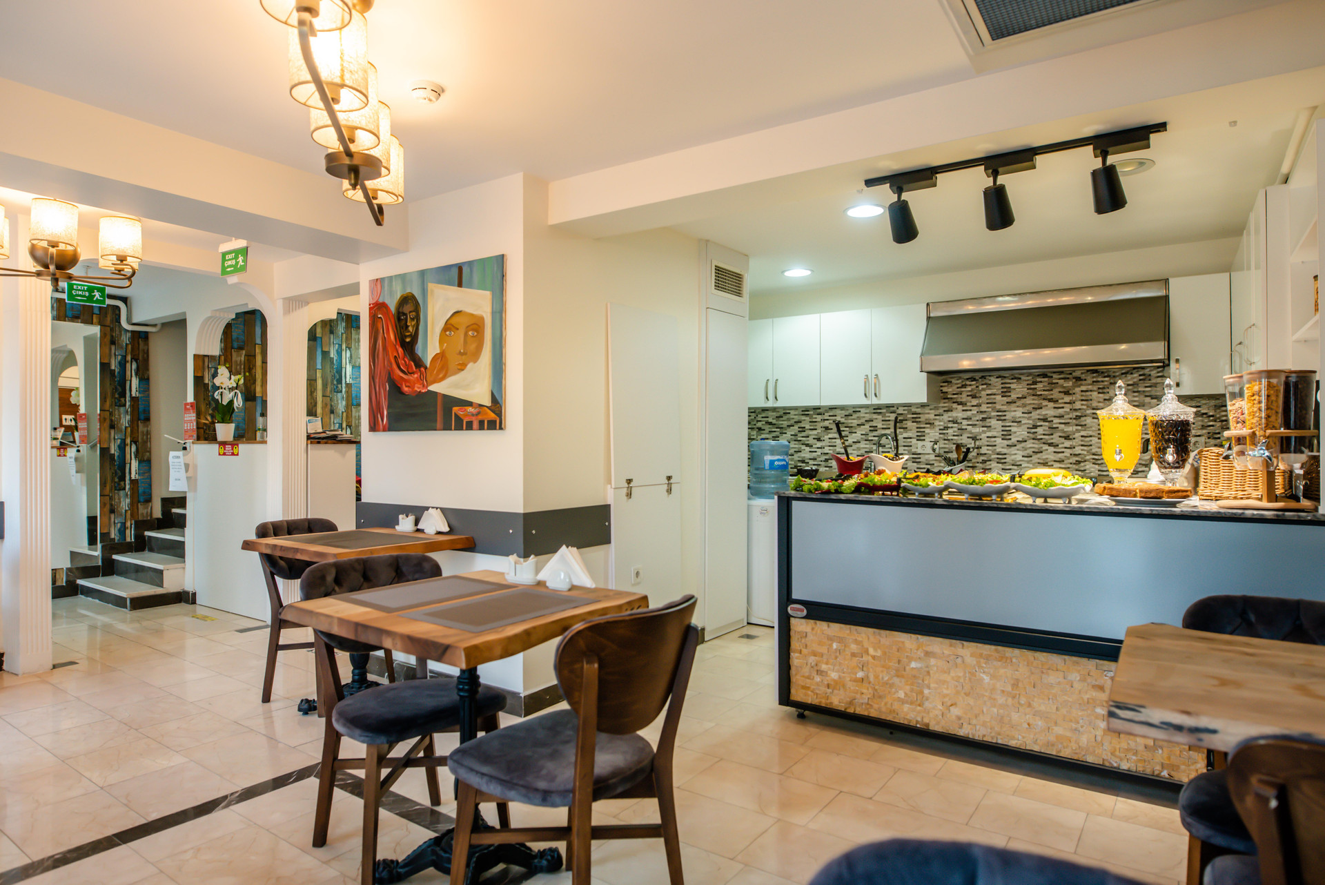 Vista Lobby The Camelot Hotel