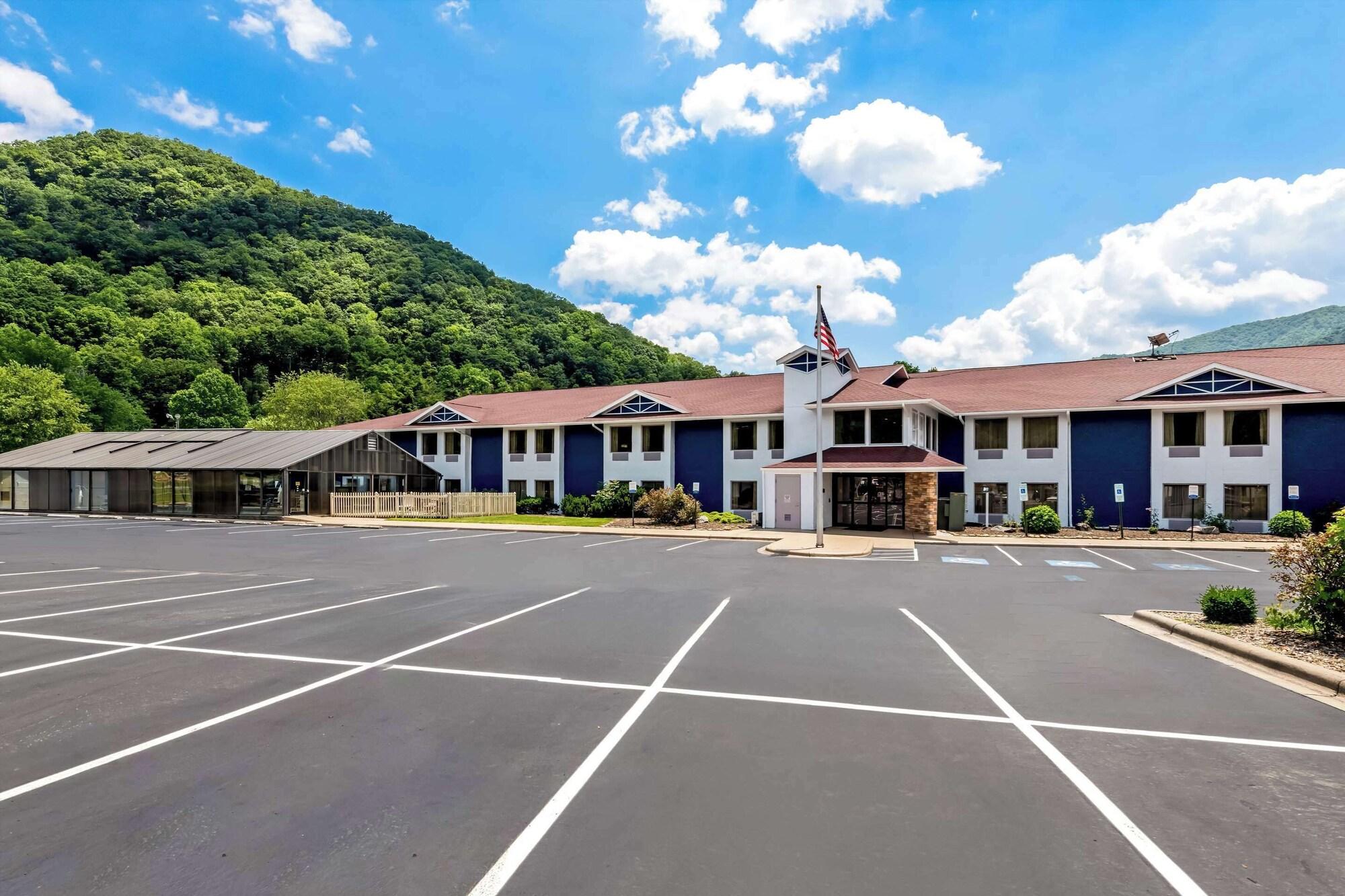 Vista Exterior Comfort Inn near Great Smoky Mountain National Park