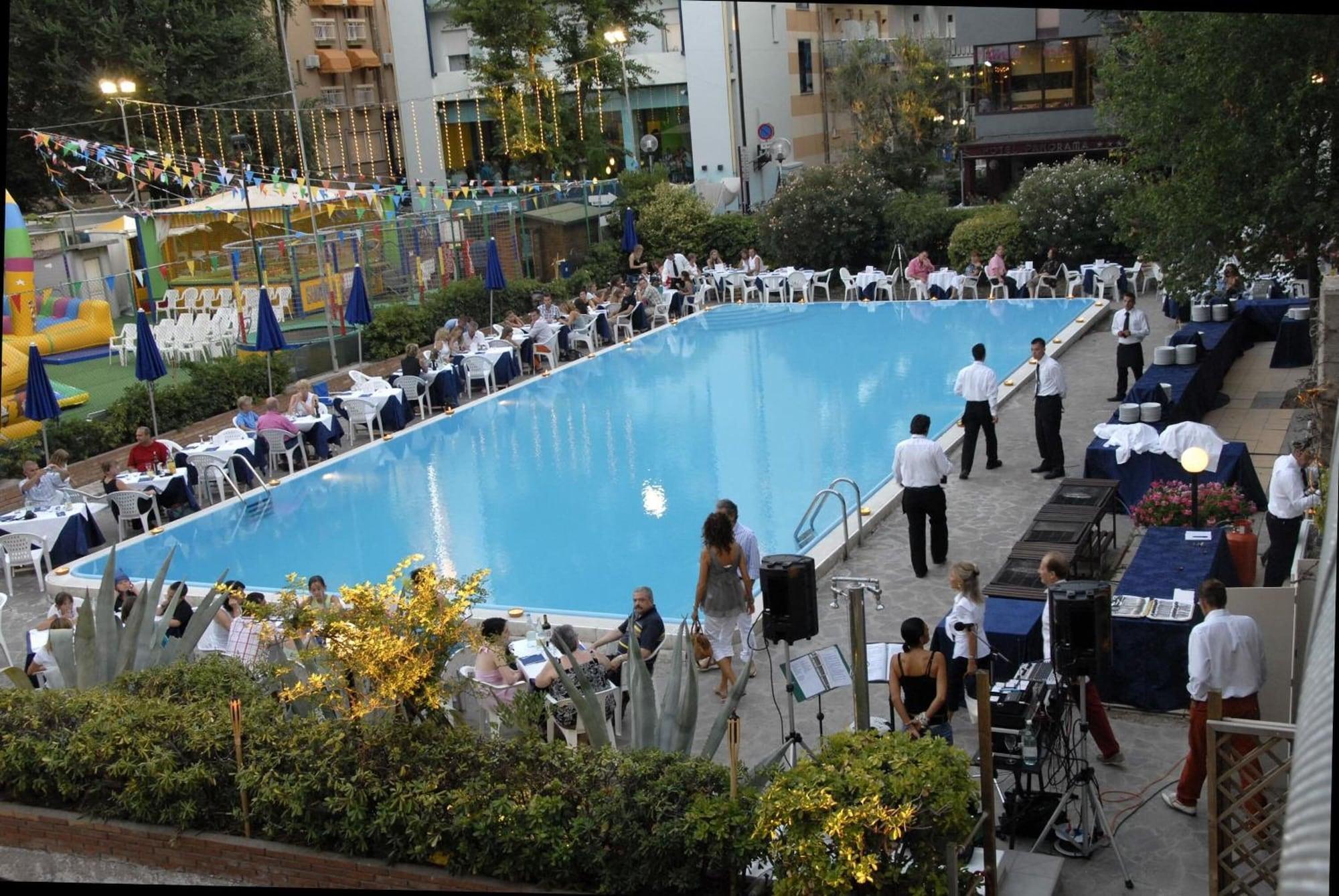 Vista Piscina Hotel Caravelle