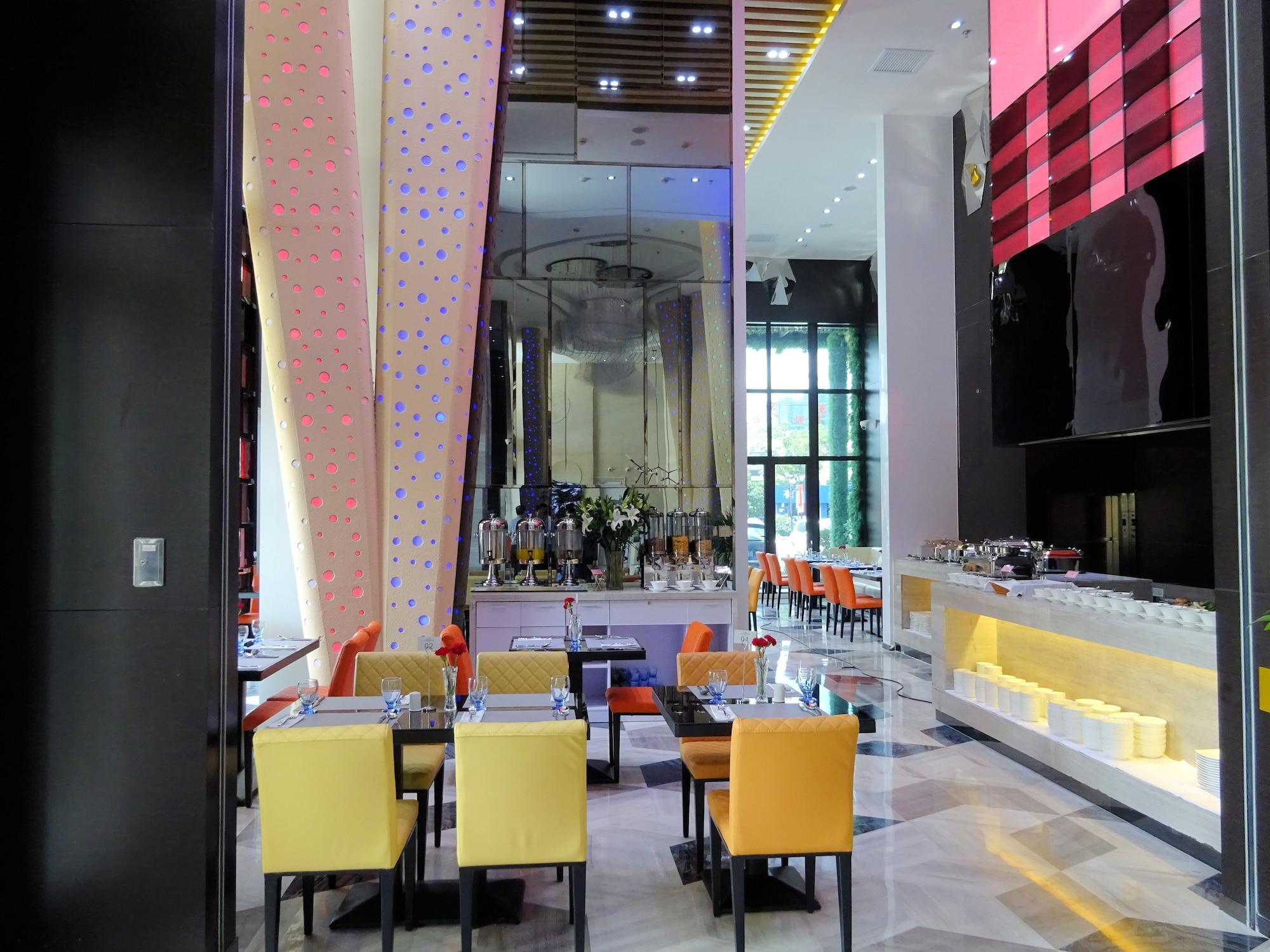 Bar/Salón Holiday Villa Hotel & Residence