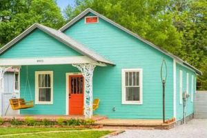 Alquiler Vacacional - St Elmo's Blue Bungalow: Near Downtown Home Back Deck Playground Park Walk