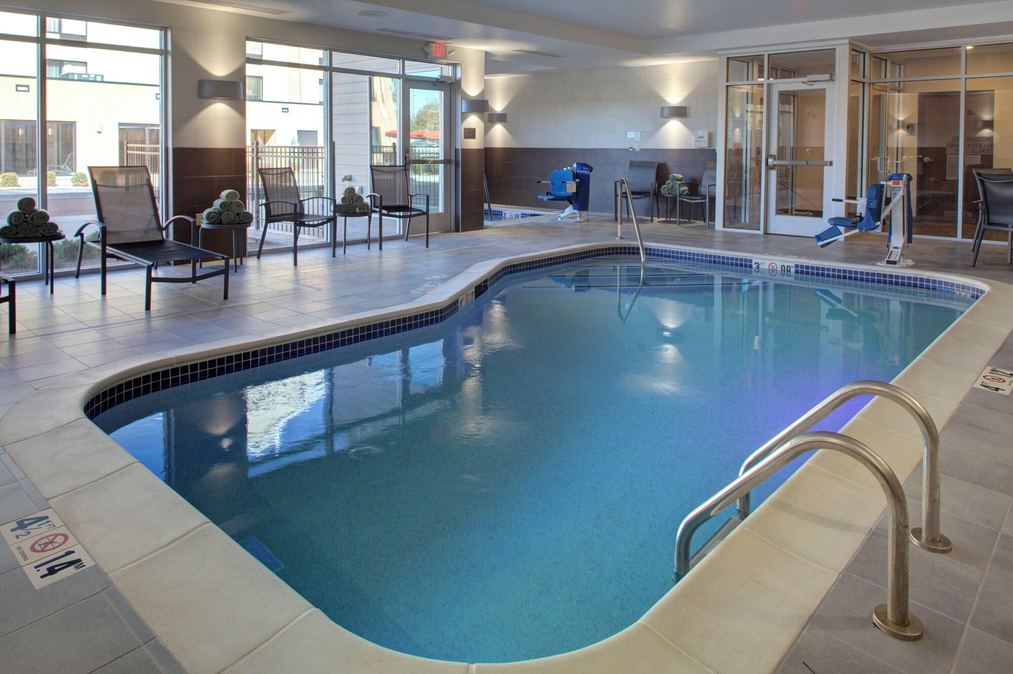 Vista Piscina Fairfield Inn and Suites by Marriott Detroit Canton