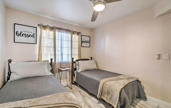 Seasonal Pool & Spa: Las Vegas Pad, 11 Mi to Strip - Hoteles 4 estrellas en Las Vegas, Nevada