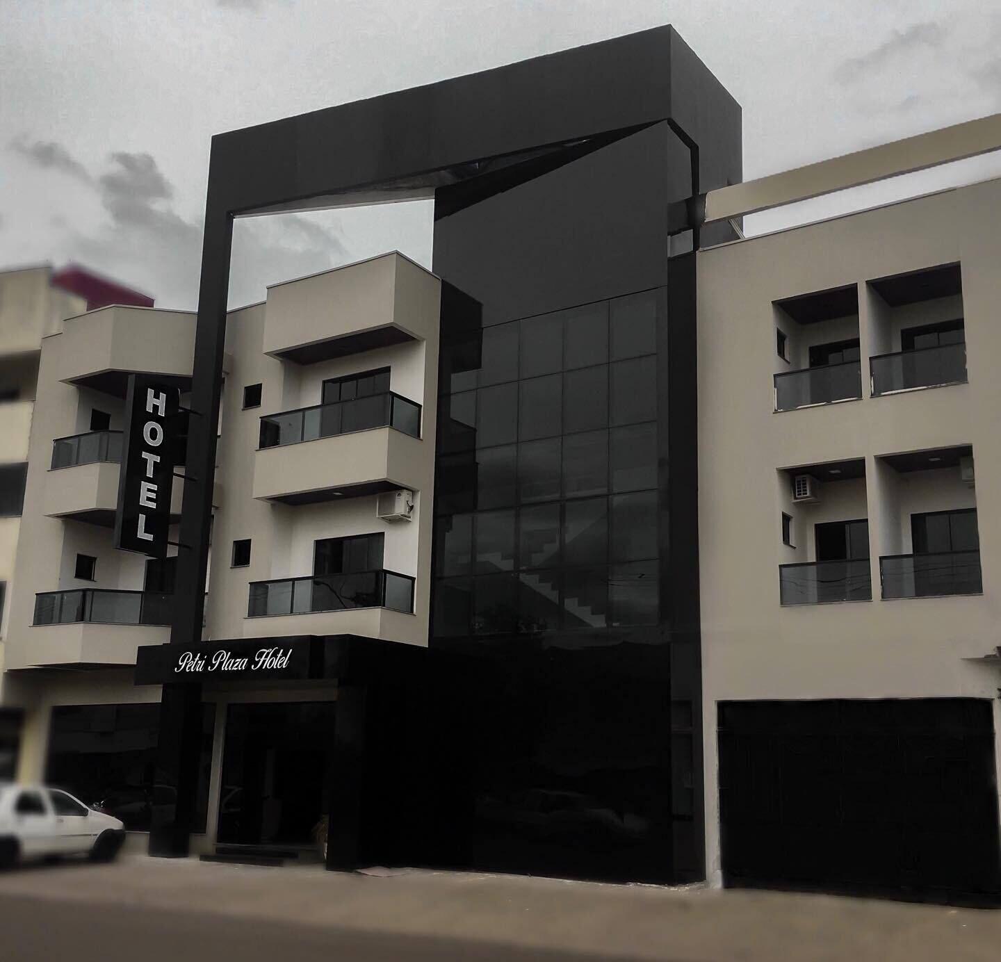 Vista Exterior Petri Plaza Hotel