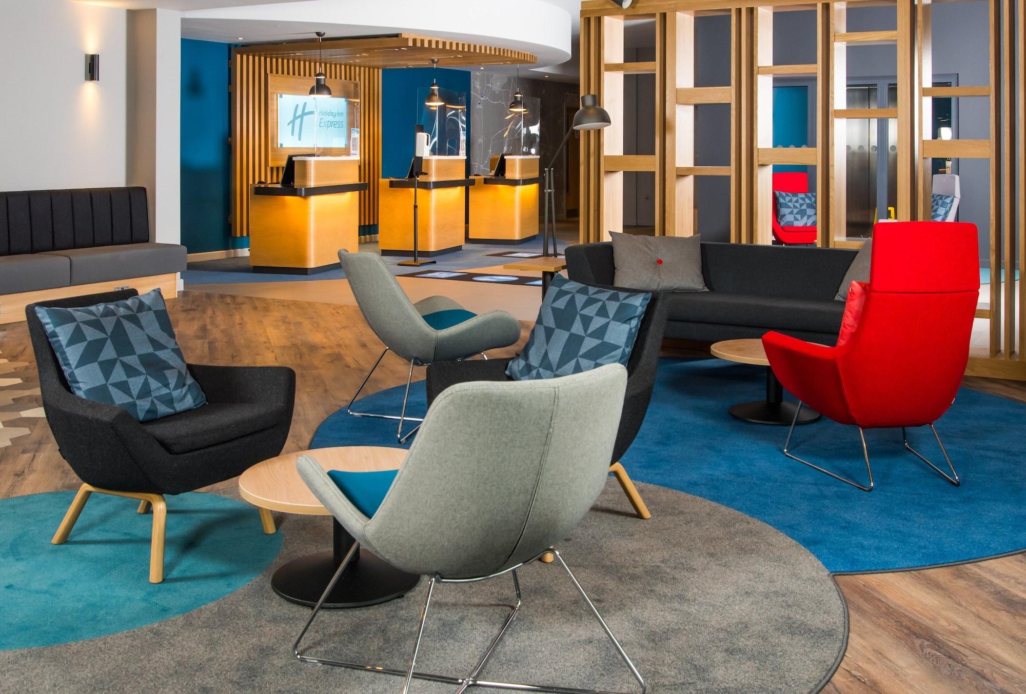 Vista Lobby Holiday Inn Express Bicester by IHG