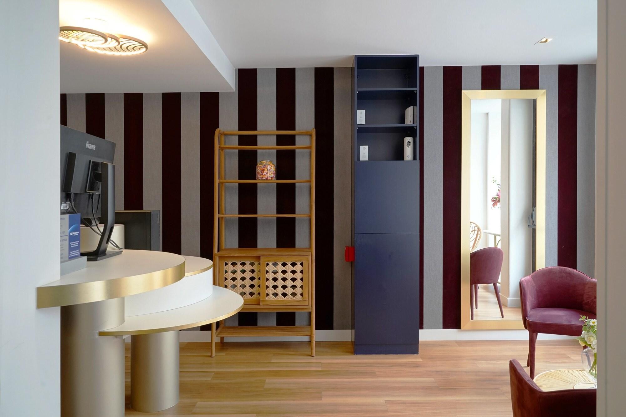 Varios Hotel Le Montmartre Saint Pierre