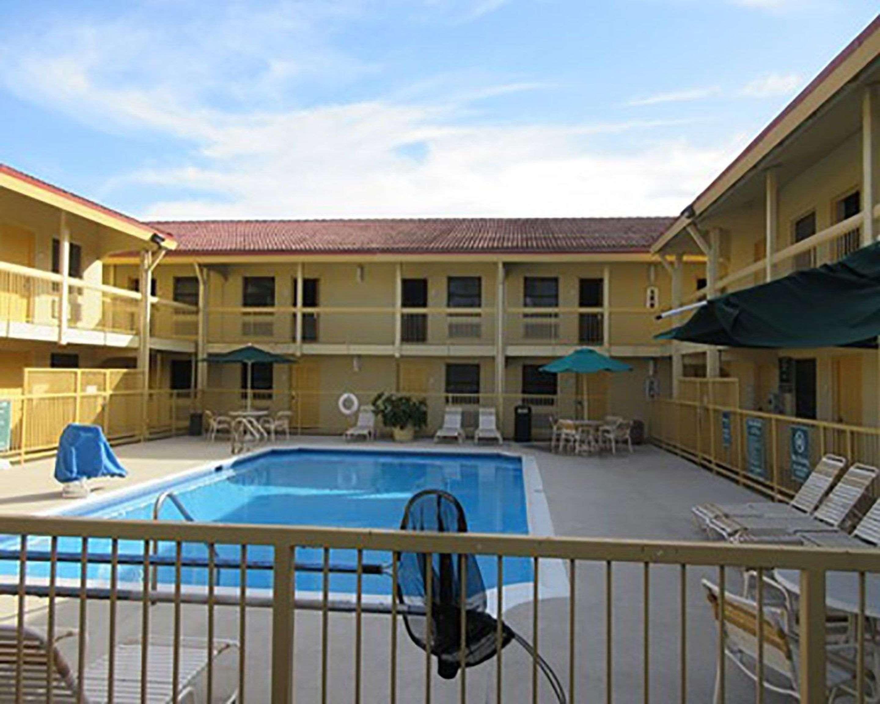 Vista Piscina Quality Inn