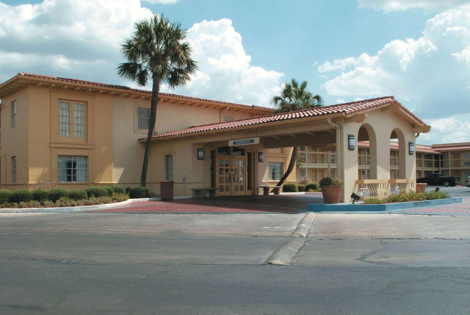 Varios Baymont by Wyndham San Antonio South Park