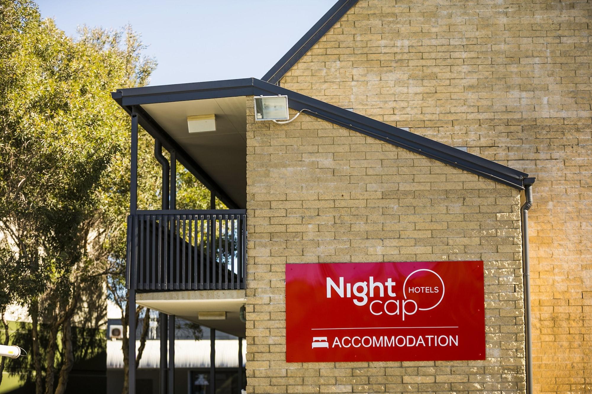 Vista Exterior Nightcap at Kawana Waters Hotel