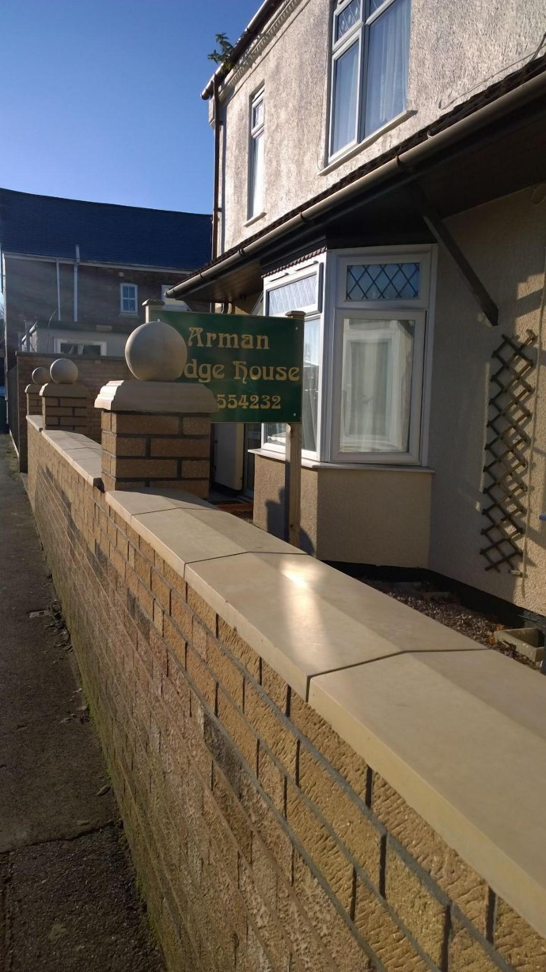 Varios Arman Lodge House