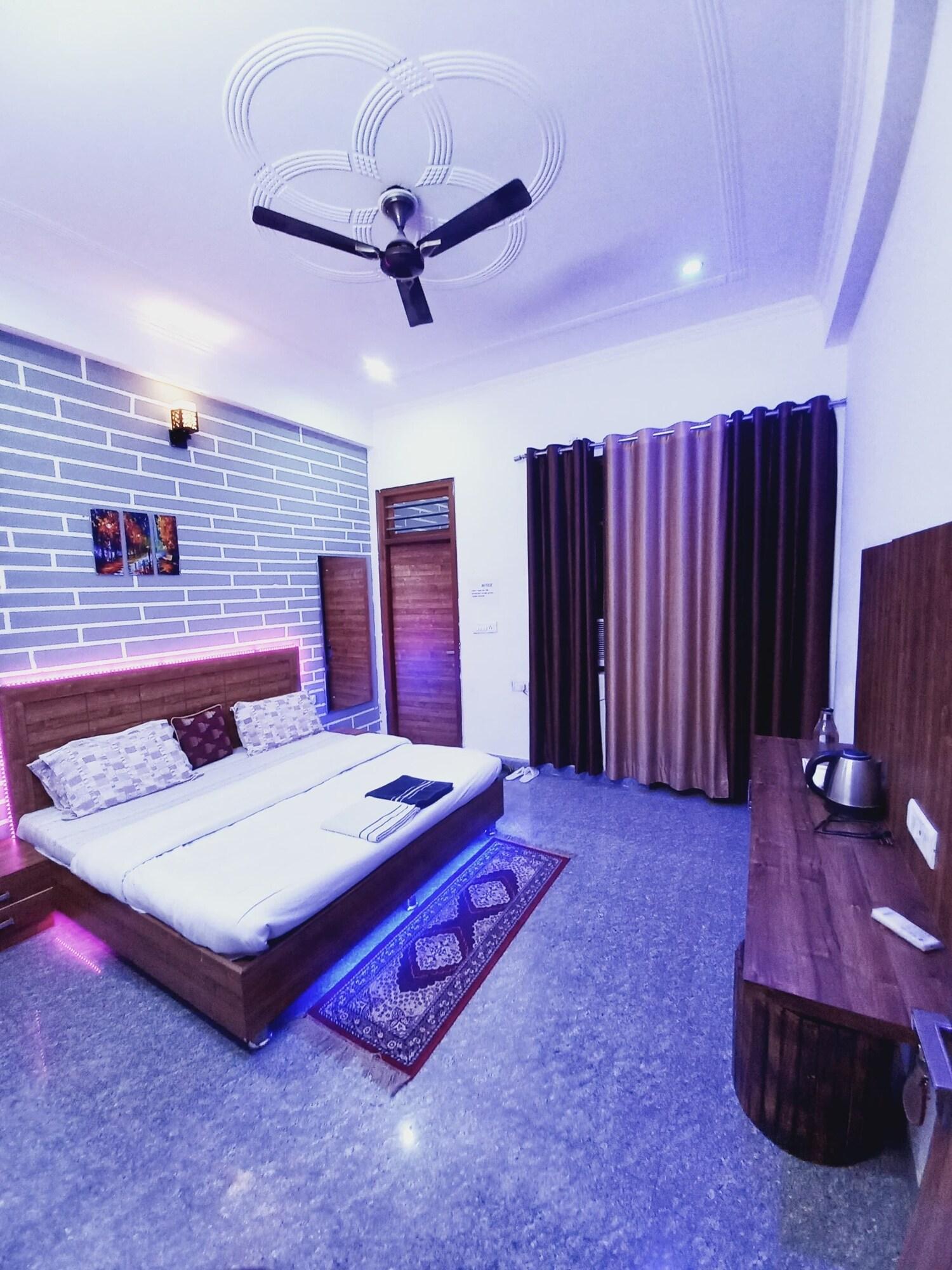 Varios Taj Street Hostel