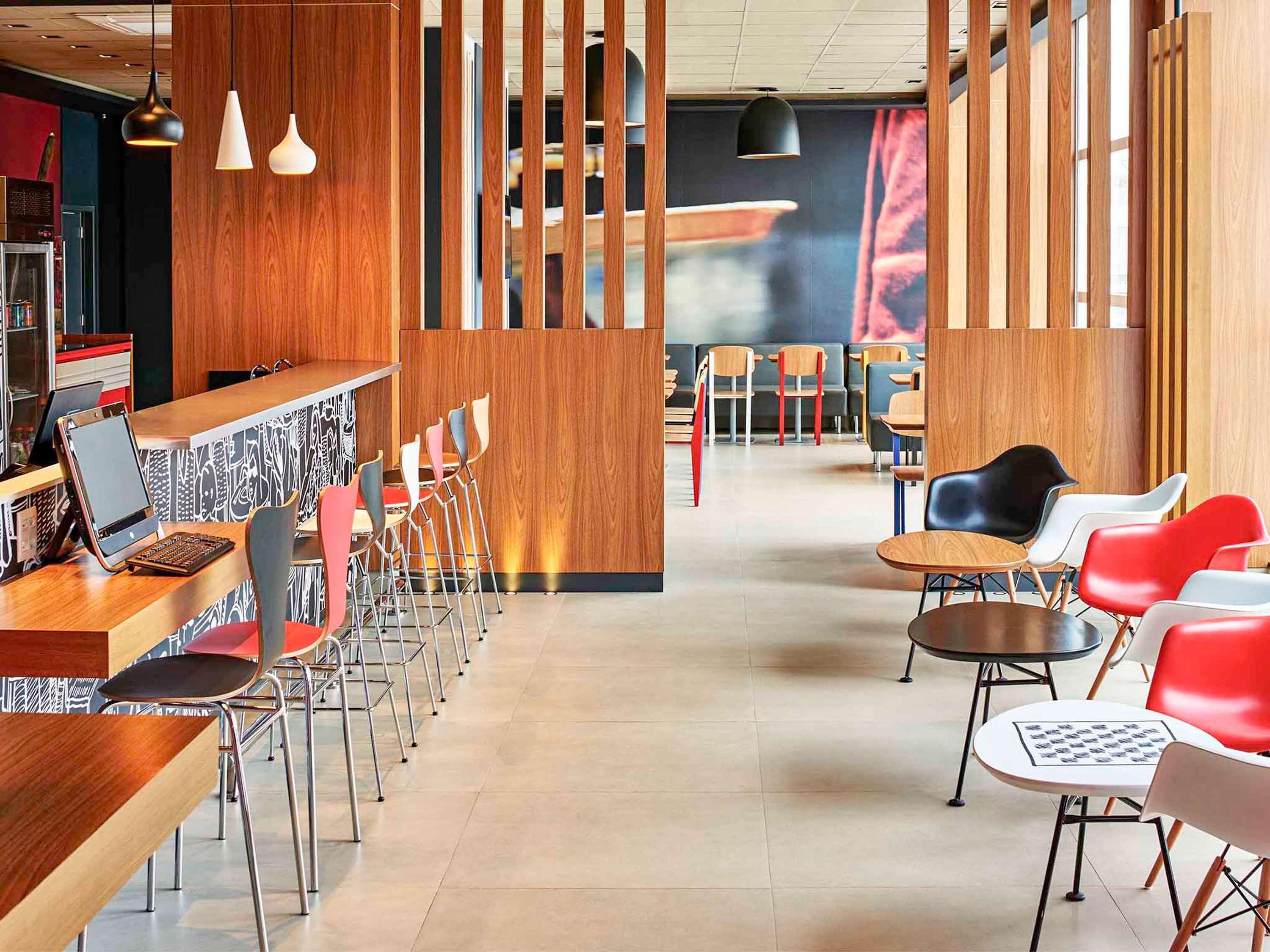 Bar/Salón Ibis Guaratinguetá Aparecida