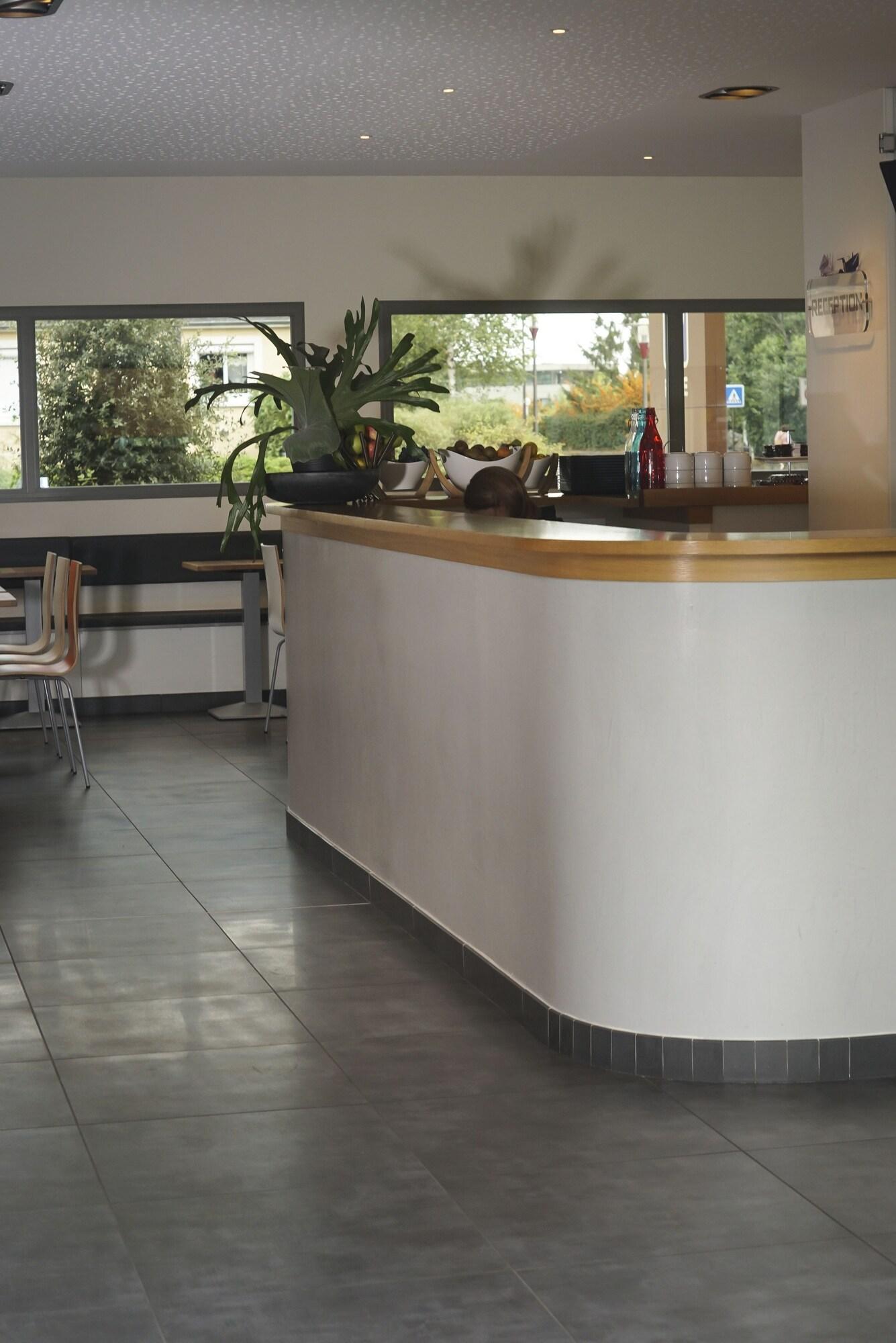 Vista Lobby H24 HOTEL Le Mans