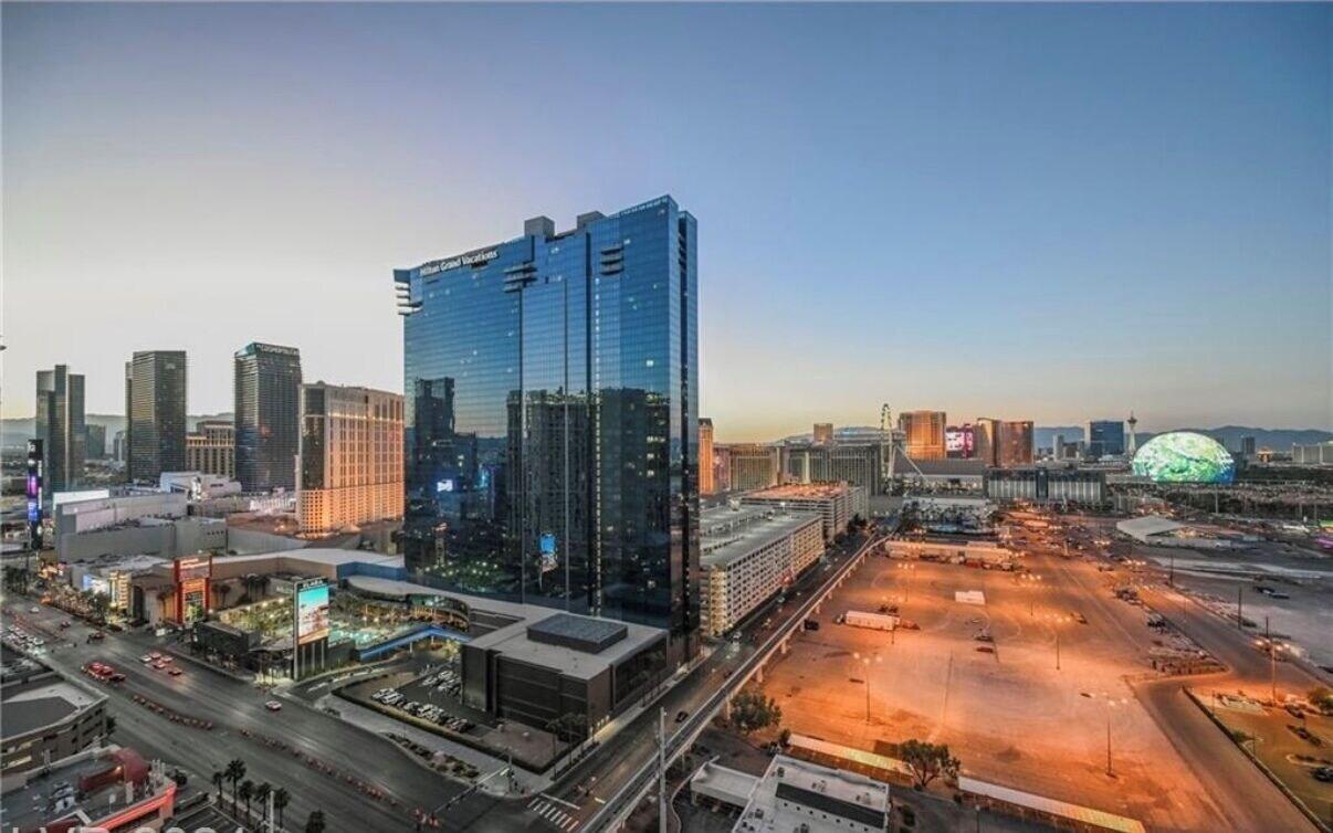 Vista Exterior Deluxe Balcony Strip View MGM Signature
