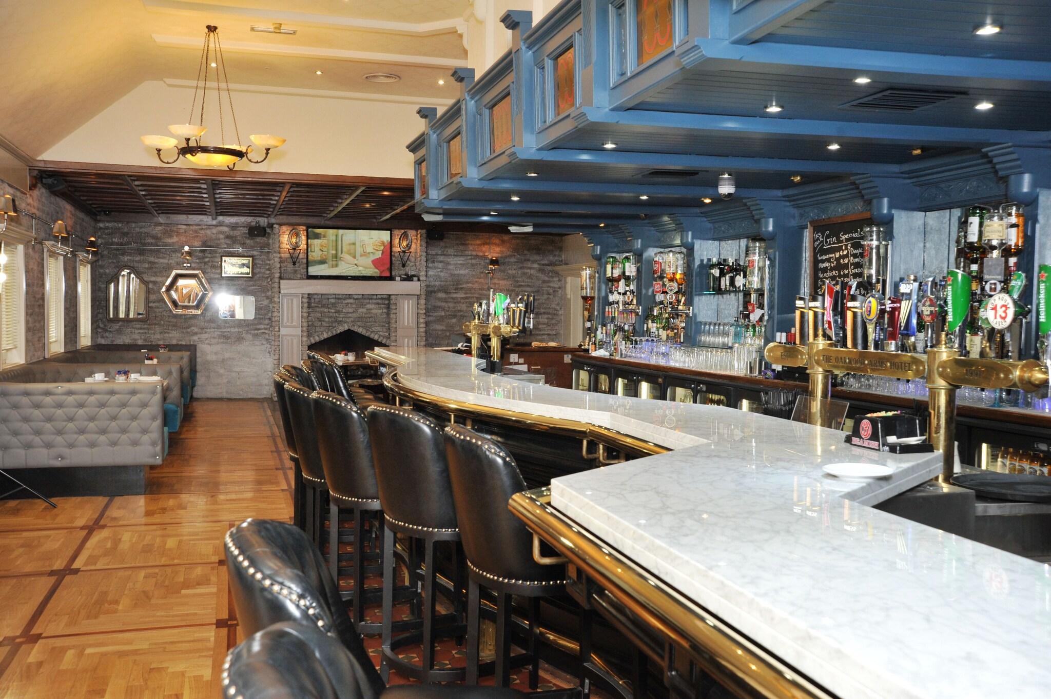 Bar/Salón Treacys Oakwood Hotel