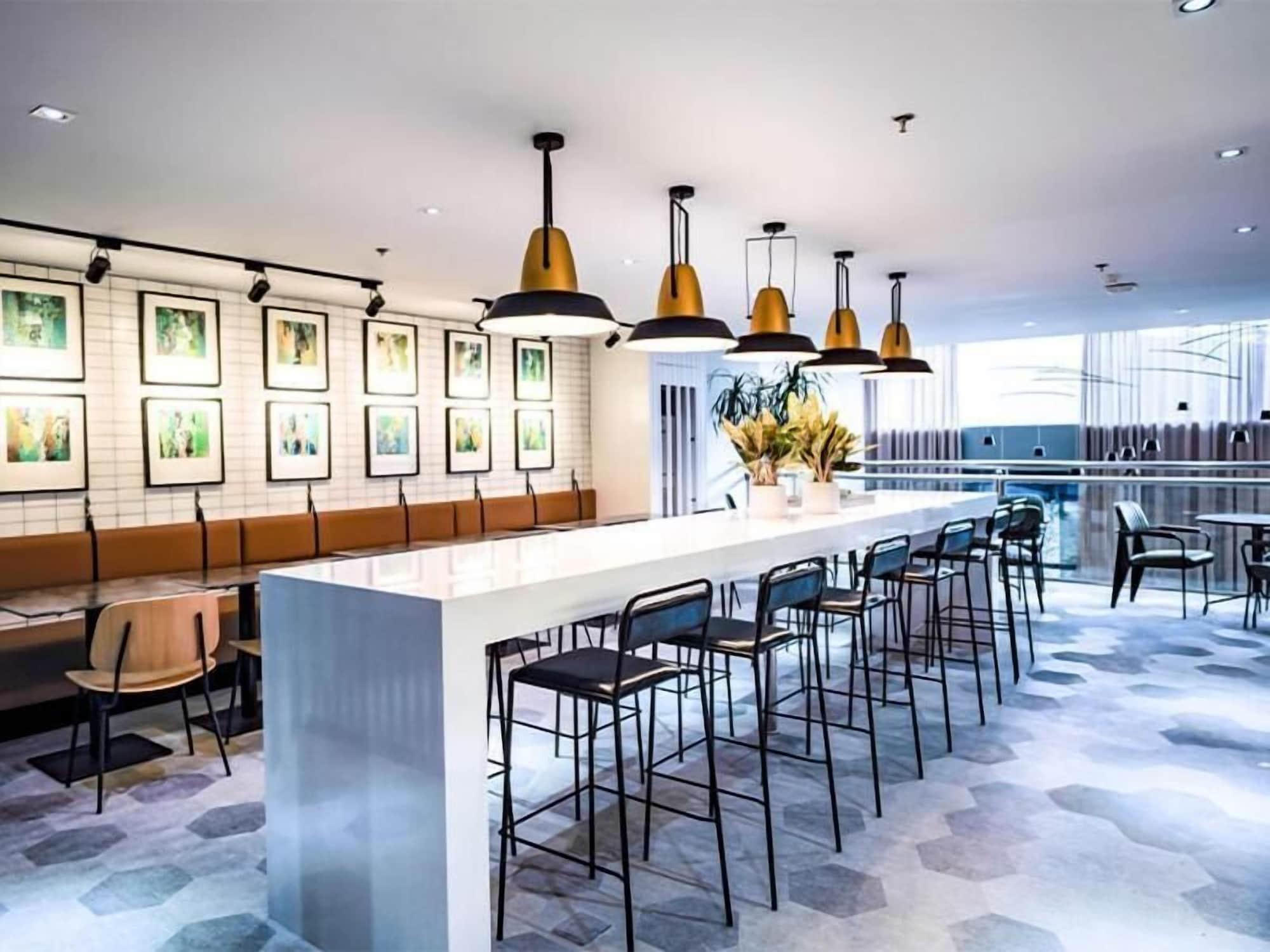 Bar/Salón Avior Hotel