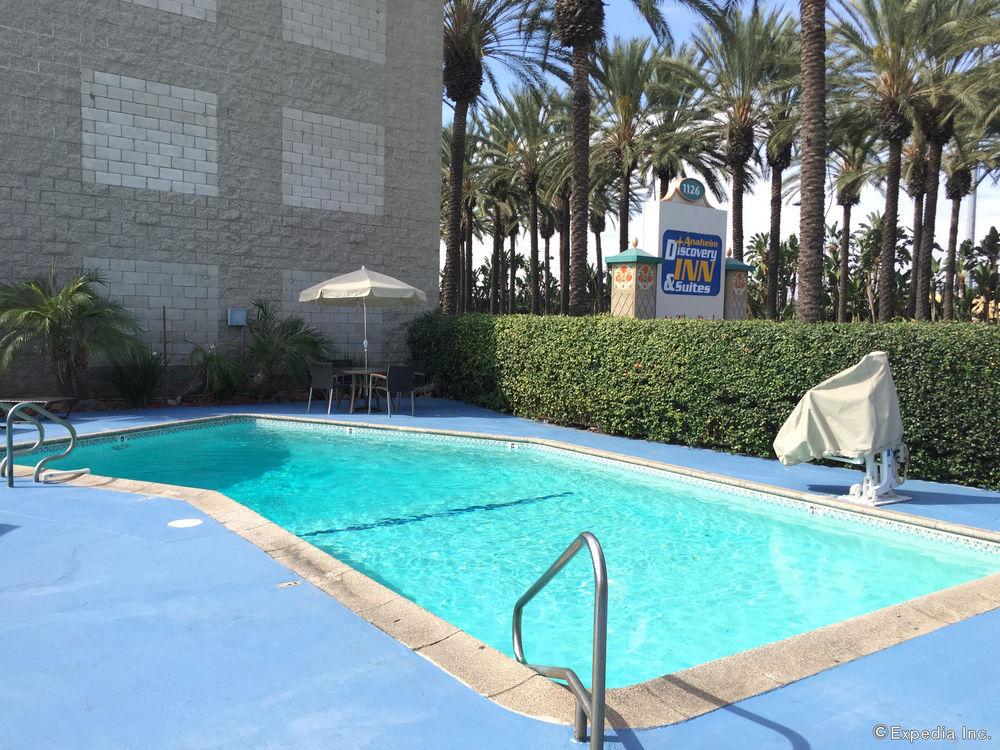 Vista Piscina Anaheim Discovery Inn & Suites