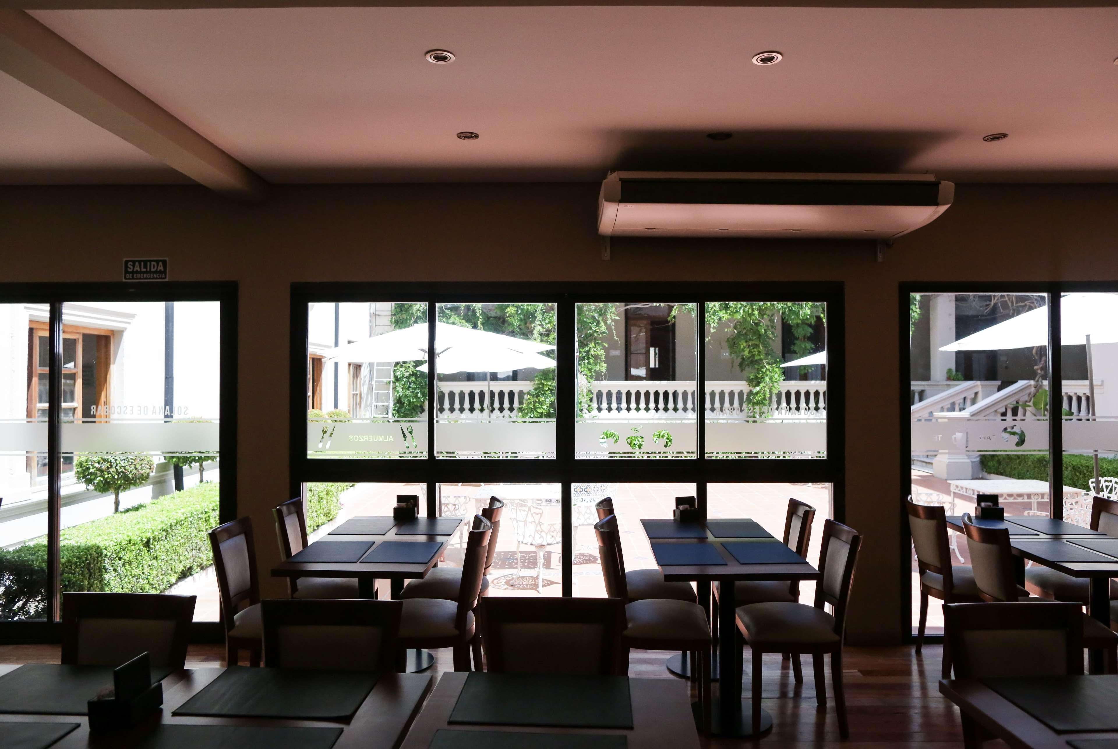 Restaurant Howard Johnson by Wyndham Escobar Hotel