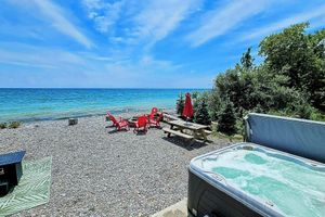 Alquiler Vacacional - Experience Blissful Lakeside Living: Retreat with Stunning Views, Beach Access