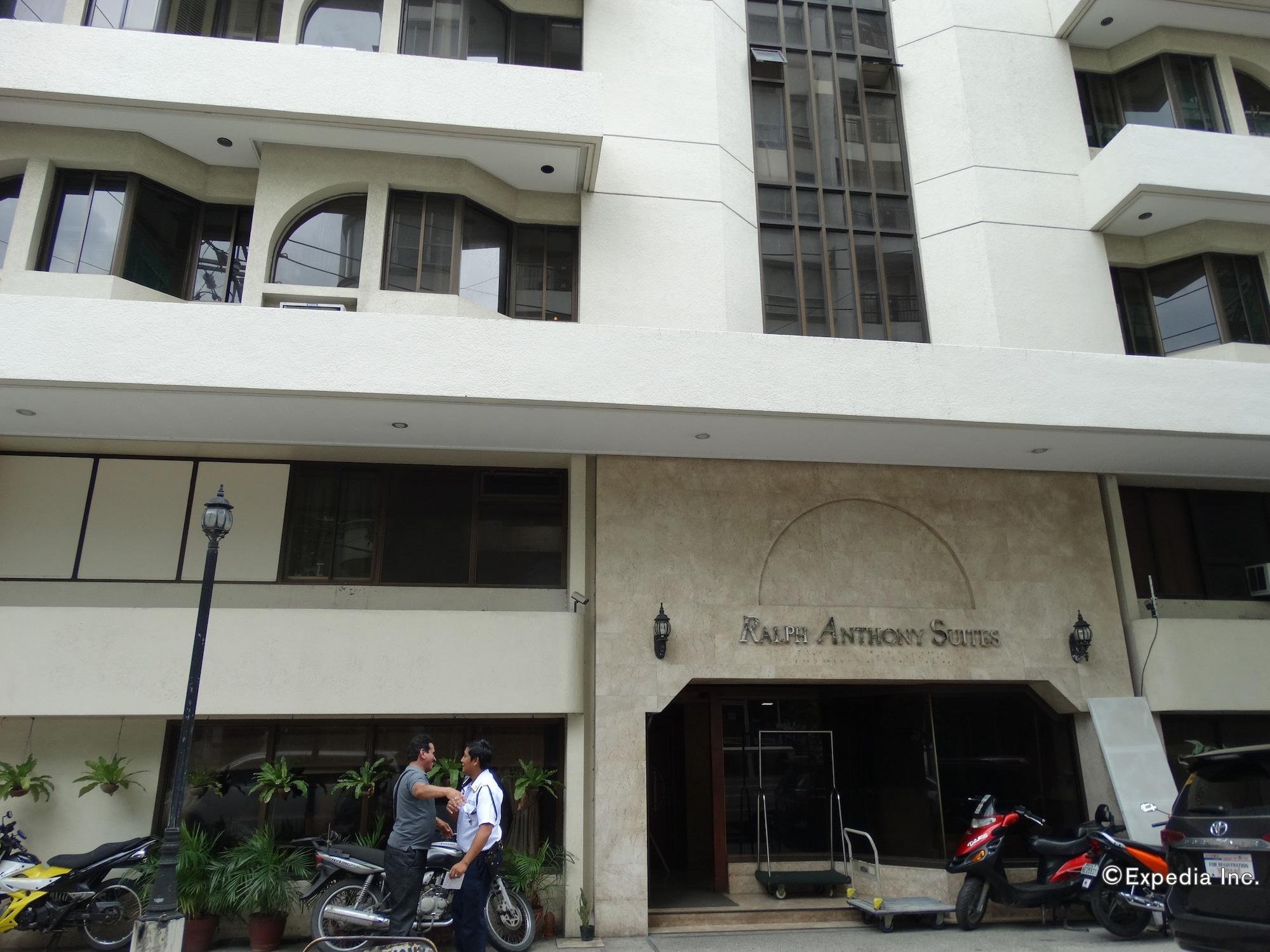 Vista Exterior Ralph Anthony Suites